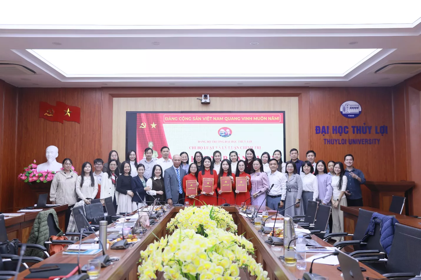 Chi bộ Luật và Lý luận chính trị kết nạp Đảng viên mới, nâng cao chất lượng công tác xây dựng Đảng trong sinh viên