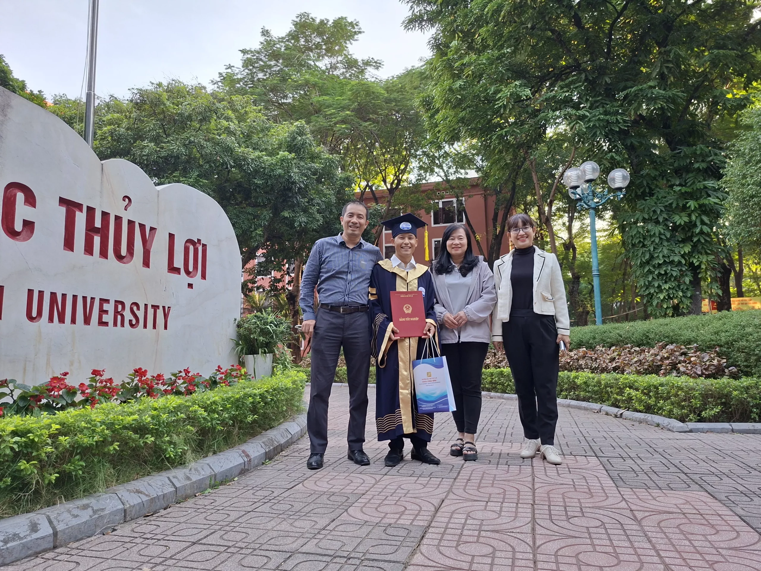 Phía sau tấm bằng kỹ sư của chàng “kình ngư” đến từ đất Lào