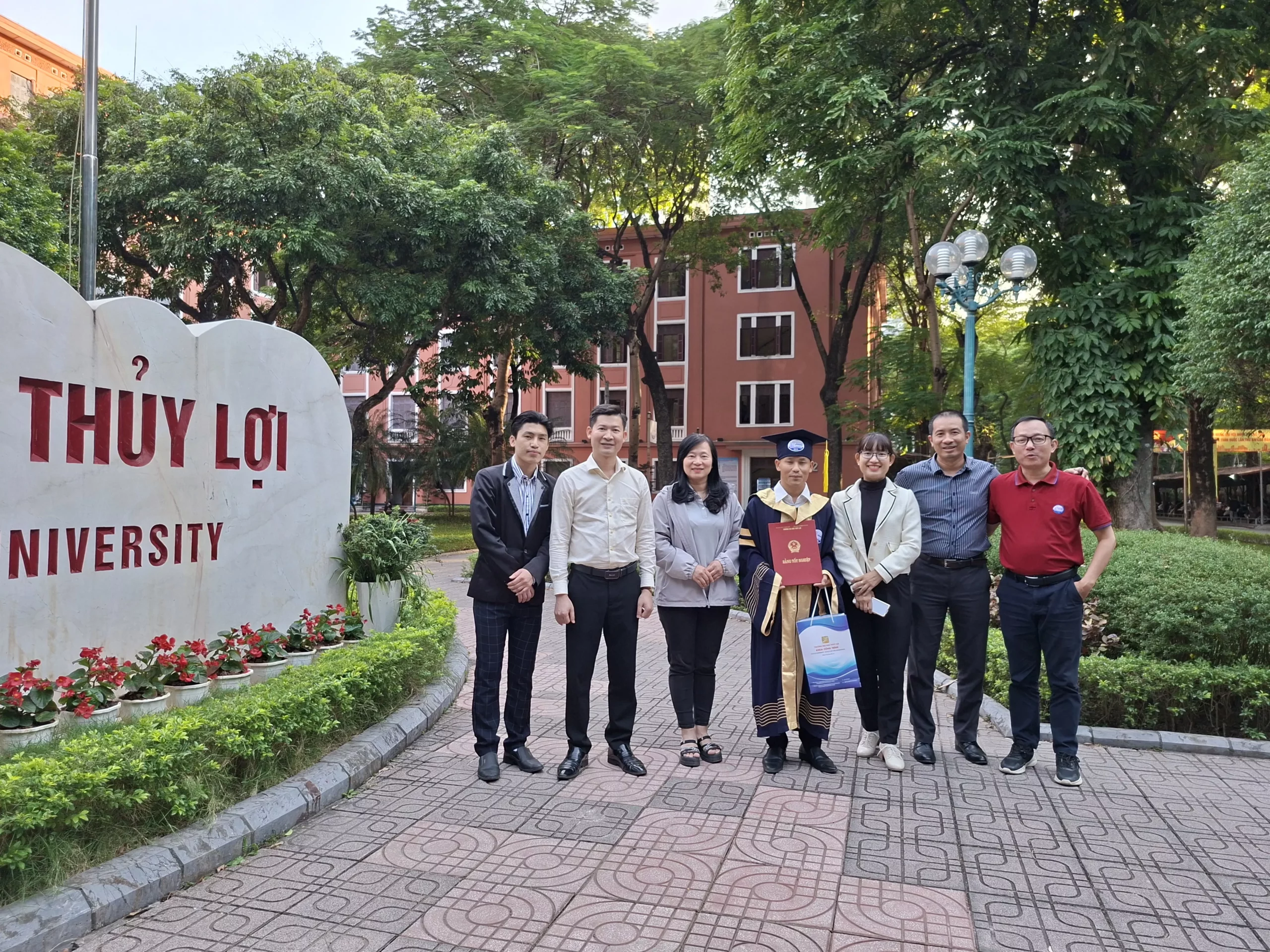 Phía sau tấm bằng kỹ sư của chàng “kình ngư” đến từ đất Lào