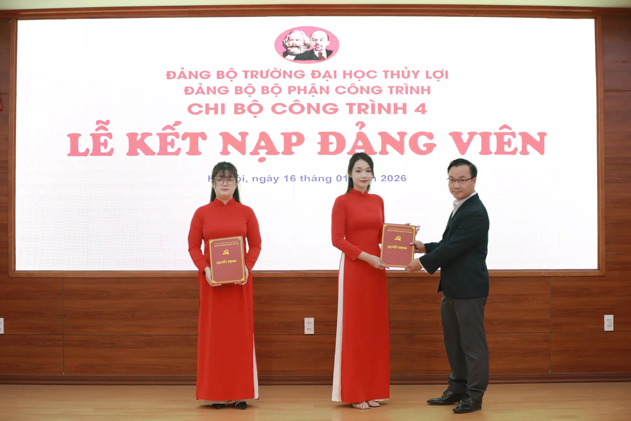 Đảng bộ Trường Đại học Thủy lợi: Kết nạp 12 quần chúng ưu tú vào Đảng Cộng sản Việt Nam