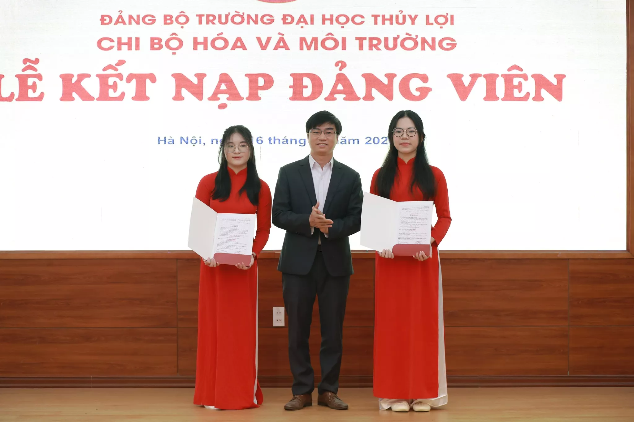 Đảng bộ Trường Đại học Thủy lợi: Kết nạp 12 quần chúng ưu tú vào Đảng Cộng sản Việt Nam
