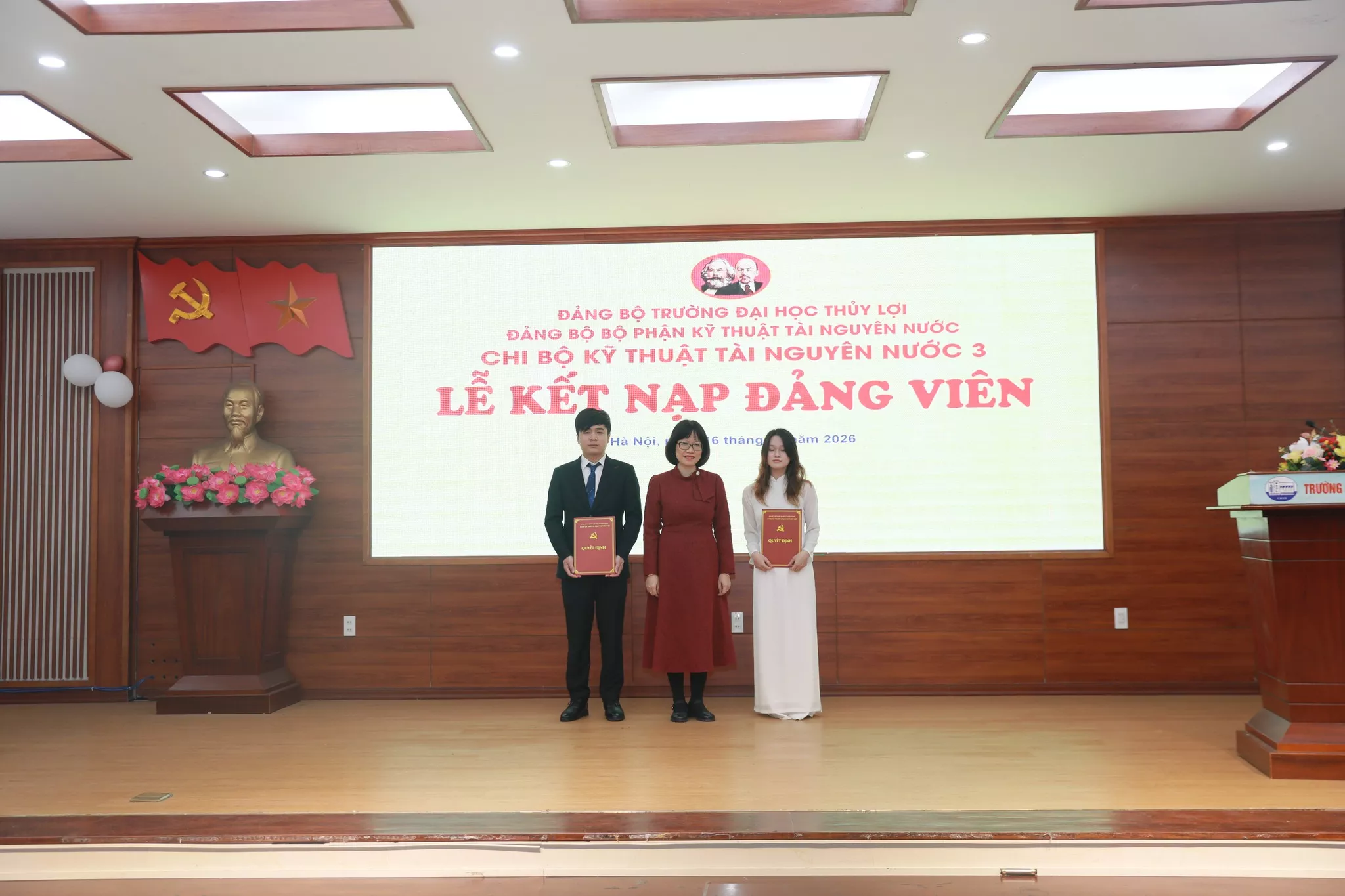 Đảng bộ Trường Đại học Thủy lợi: Kết nạp 12 quần chúng ưu tú vào Đảng Cộng sản Việt Nam