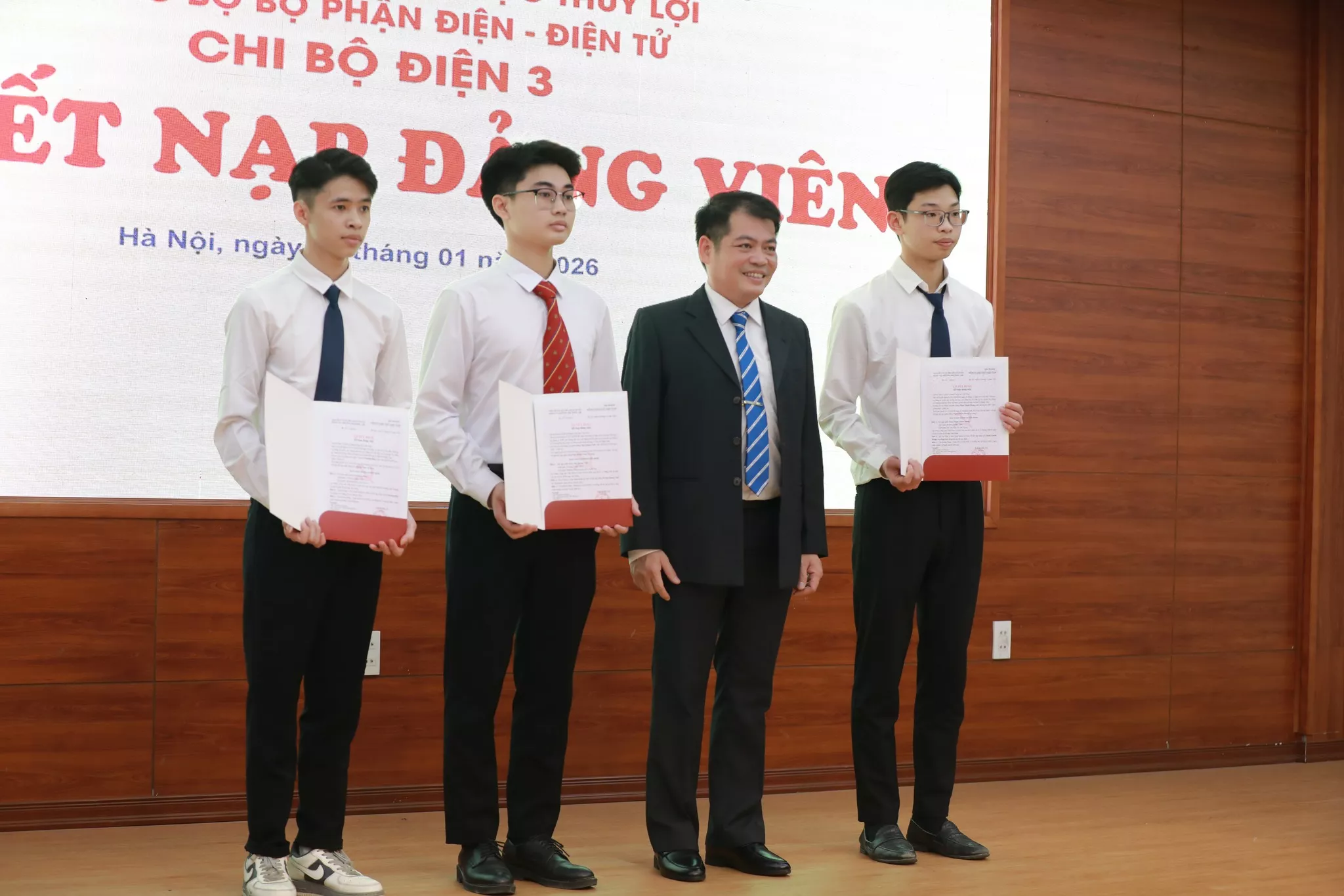 Đảng bộ Trường Đại học Thủy lợi: Kết nạp 12 quần chúng ưu tú vào Đảng Cộng sản Việt Nam