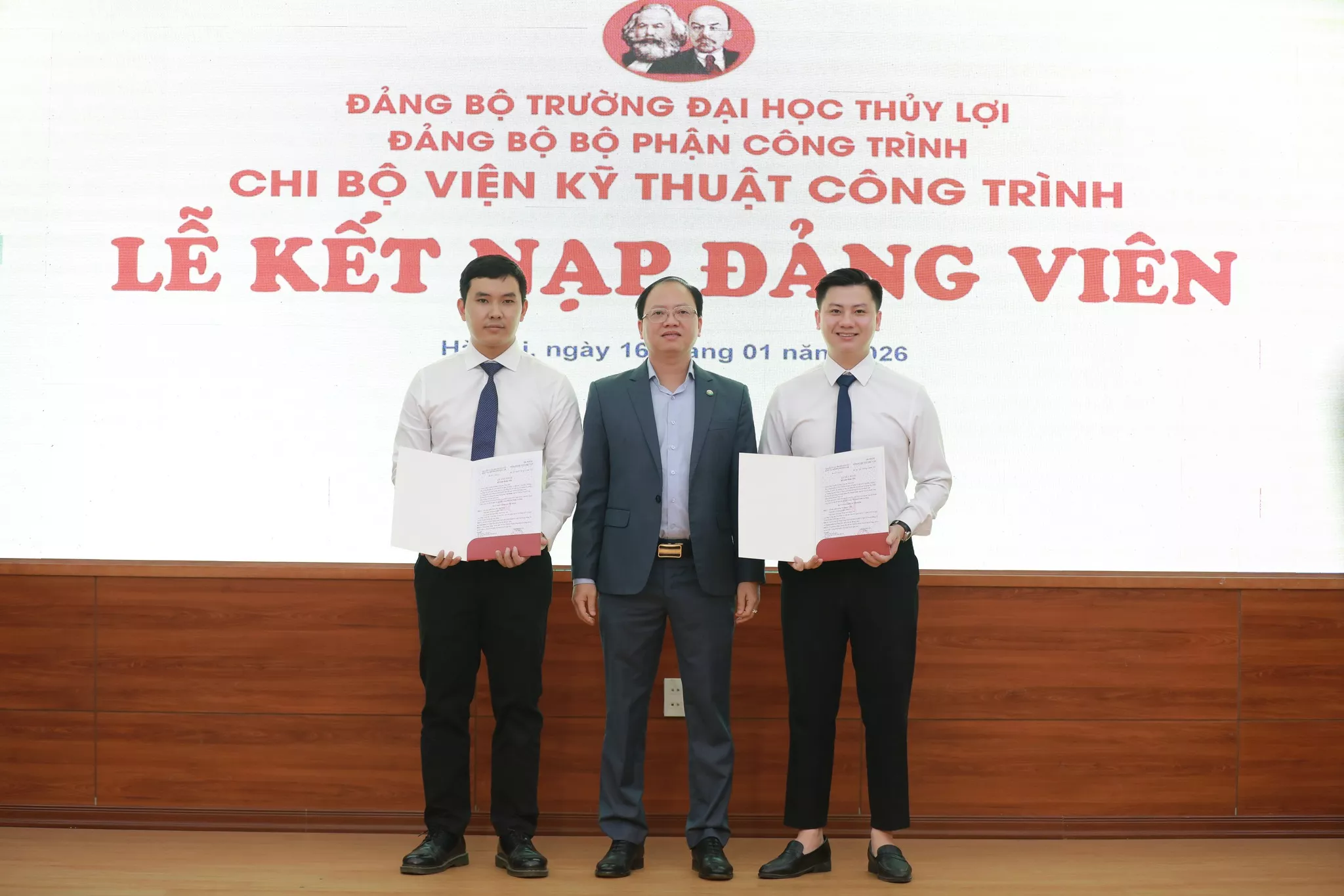 Đảng bộ Trường Đại học Thủy lợi: Kết nạp 12 quần chúng ưu tú vào Đảng Cộng sản Việt Nam