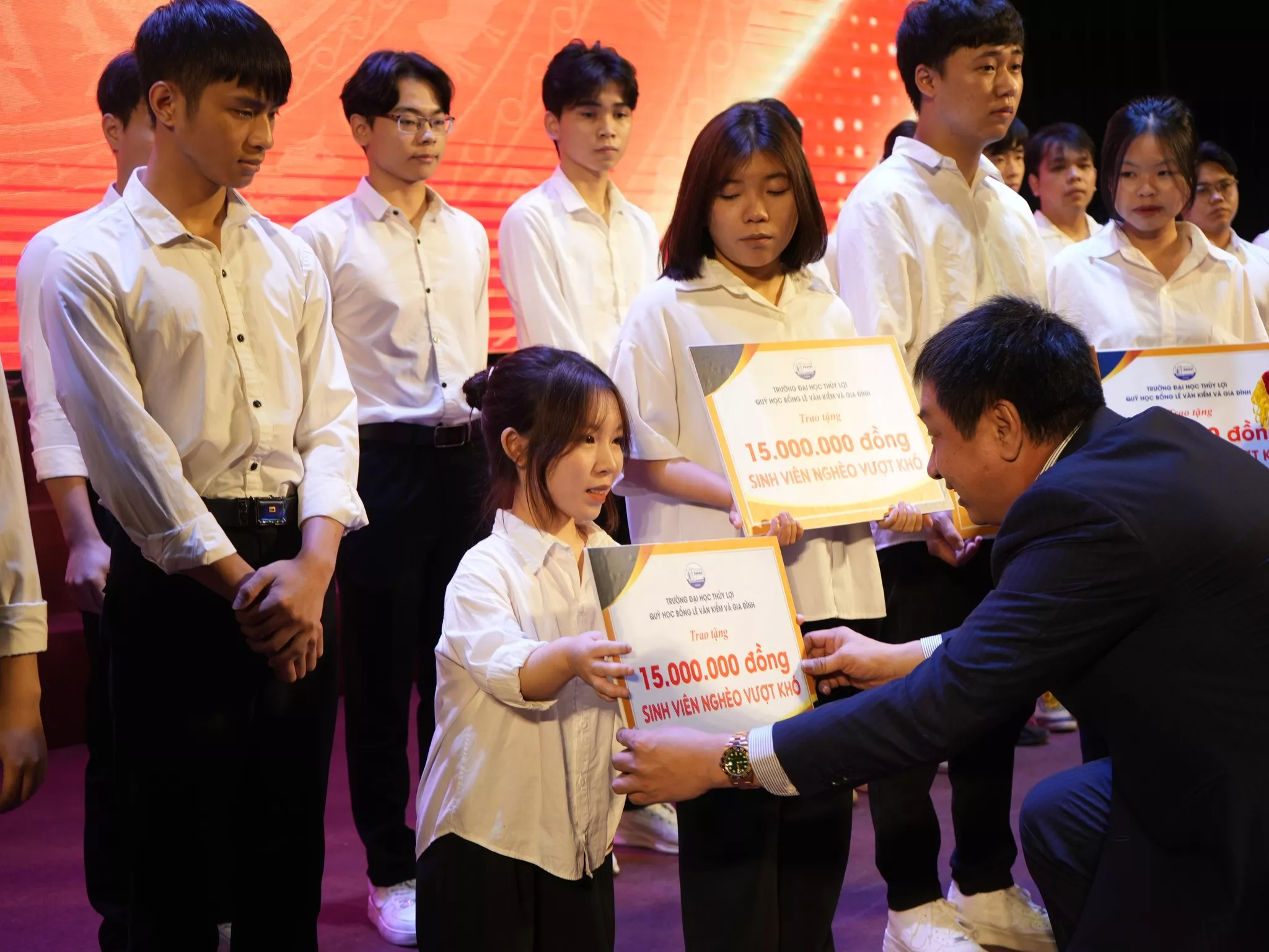 Gia đình Ông Lê Văn Kiểm – Cựu sinh viên Trường Đại học Thủy lợi: Kỷ lục “độc nhất vô nhị” và dòng chảy nhân ái từ mái trường Thủy lợi