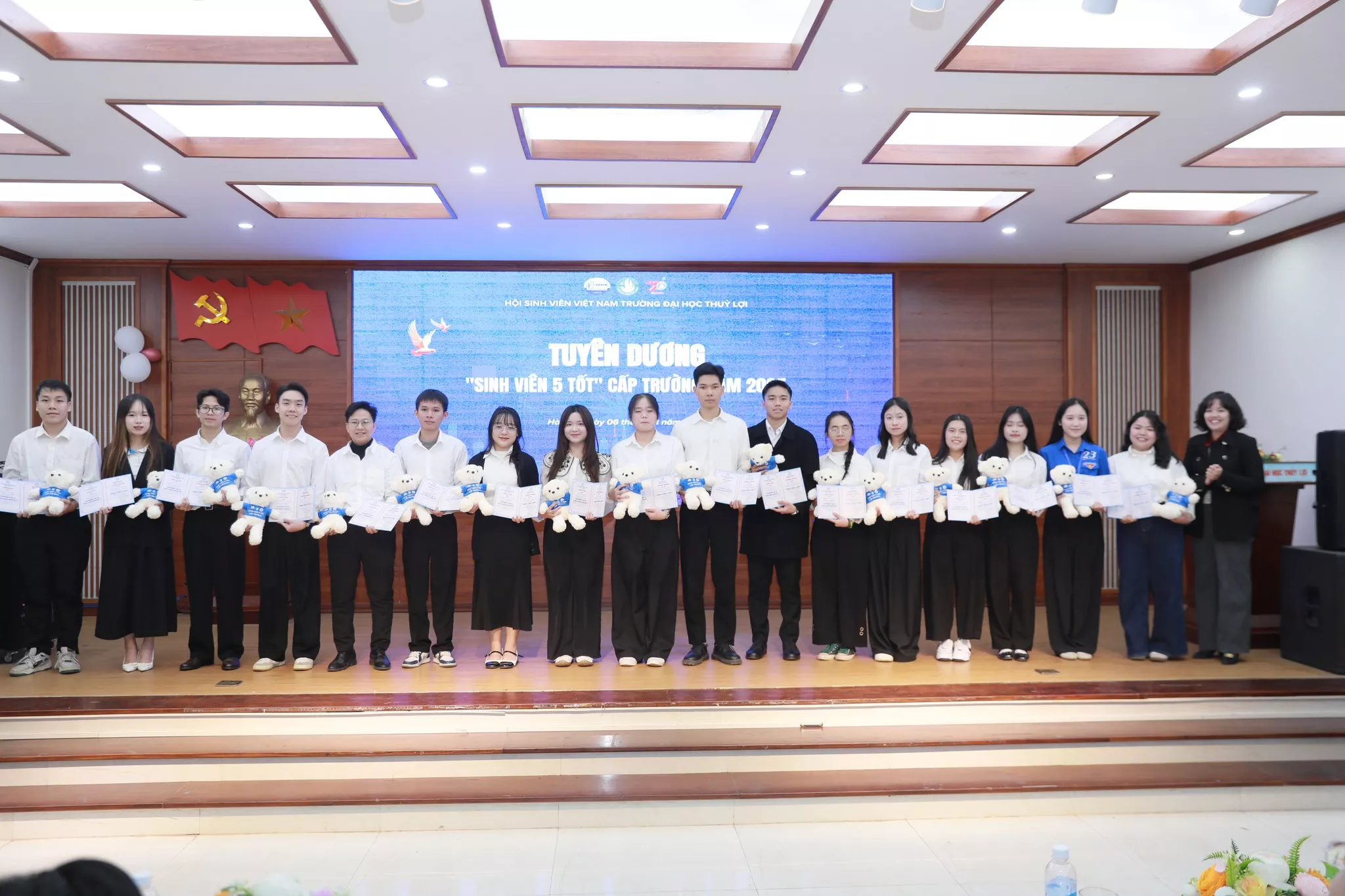 Kỷ niệm 76 năm Ngày truyền thống học sinh, sinh viên Việt nam và Tuyên dương “Sinh viên 5 tốt”