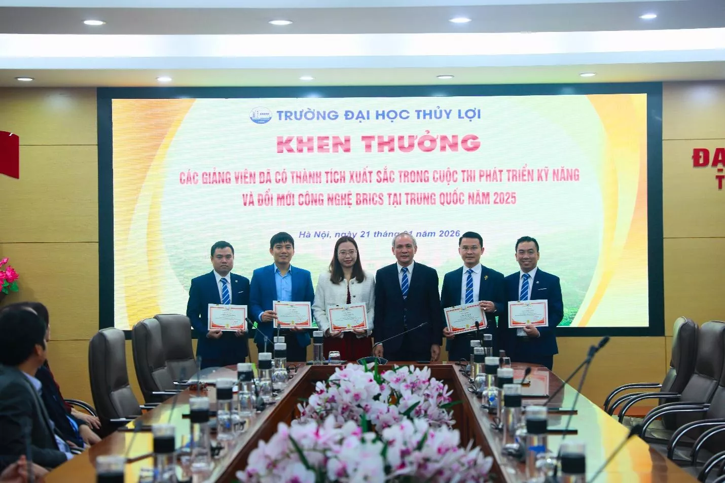 Trường Đại học Thủy lợi khen thưởng các giảng viên xuất sắc