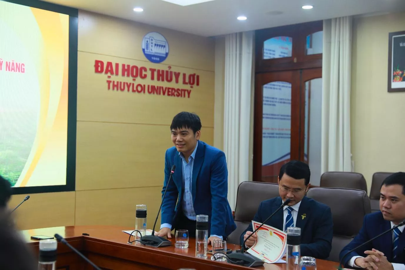 Trường Đại học Thủy lợi khen thưởng các giảng viên xuất sắc