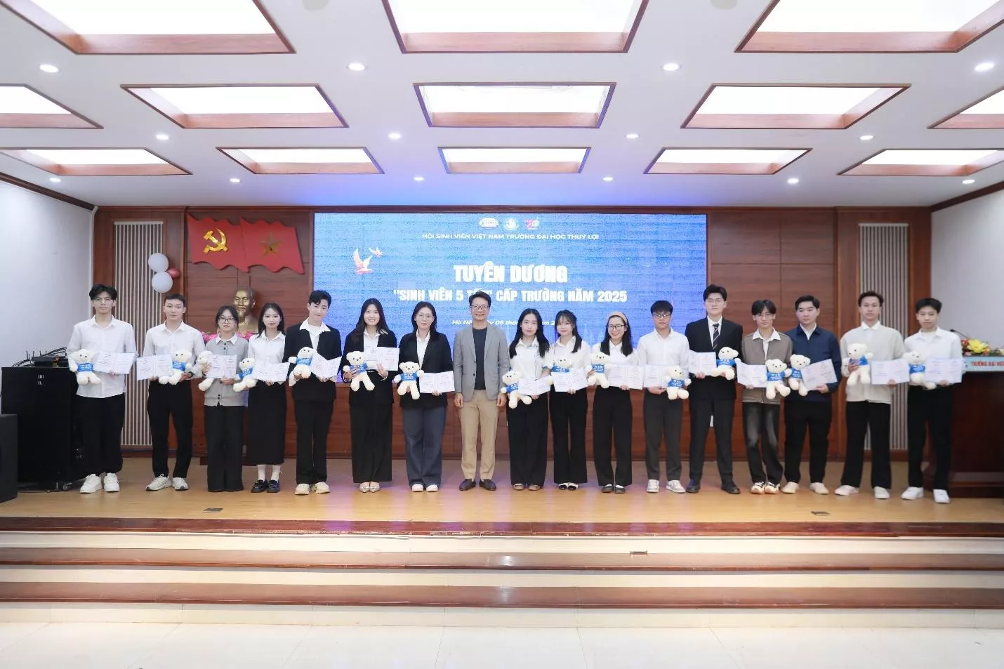 Kỷ niệm 76 năm Ngày truyền thống học sinh, sinh viên Việt nam và Tuyên dương “Sinh viên 5 tốt”