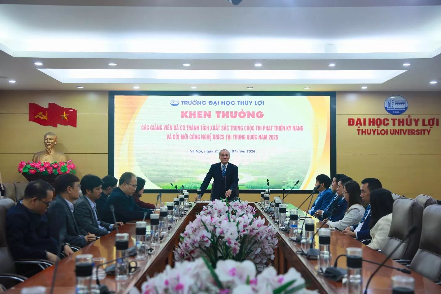 Trường Đại học Thủy lợi khen thưởng các giảng viên xuất sắc