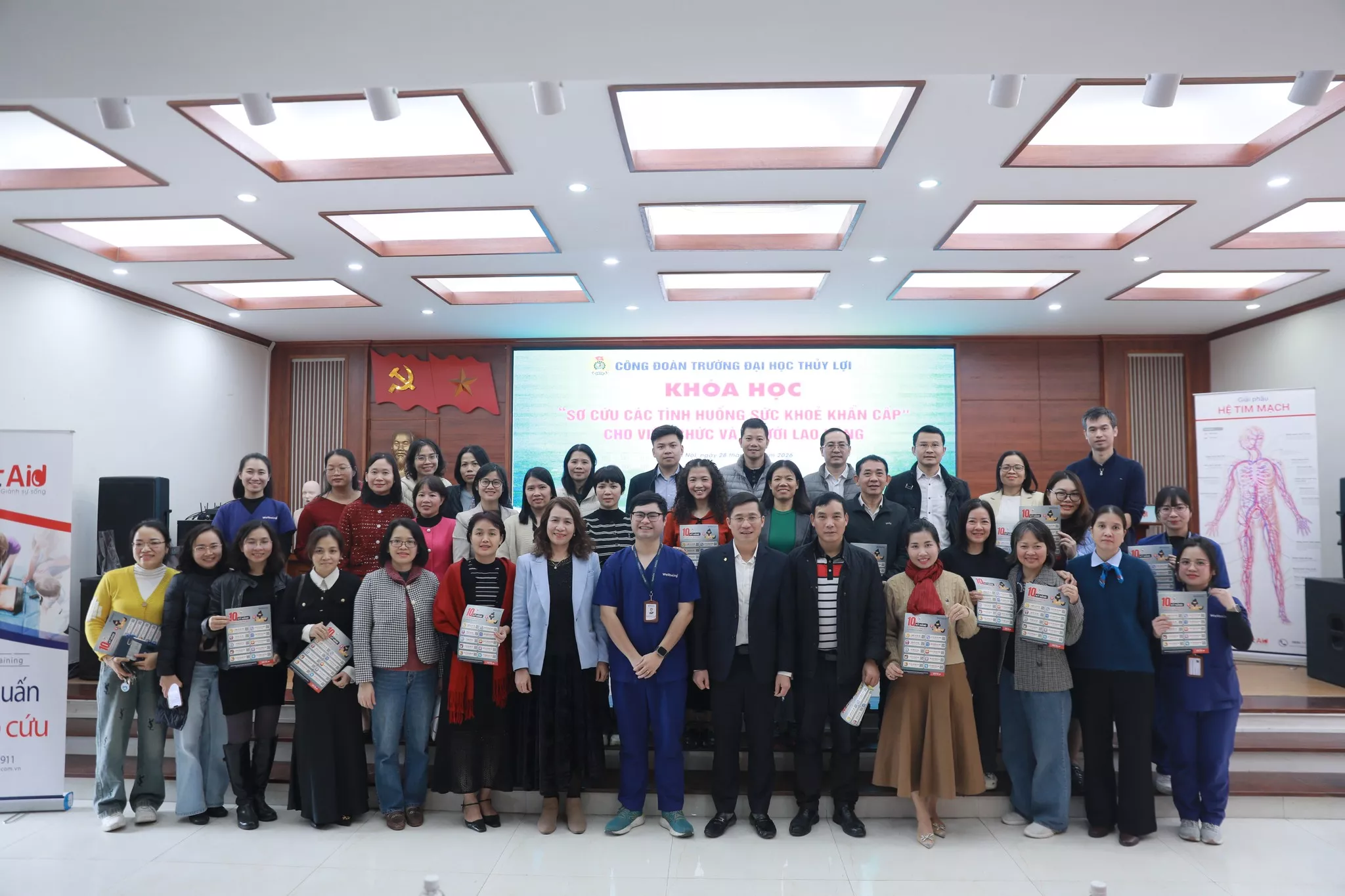 Trang bị “kỹ năng sơ cứu sức khoẻ khẩn cấp” nơi công sở: Bước đi thiết thực từ Công đoàn Trường Đại học Thủy lợi