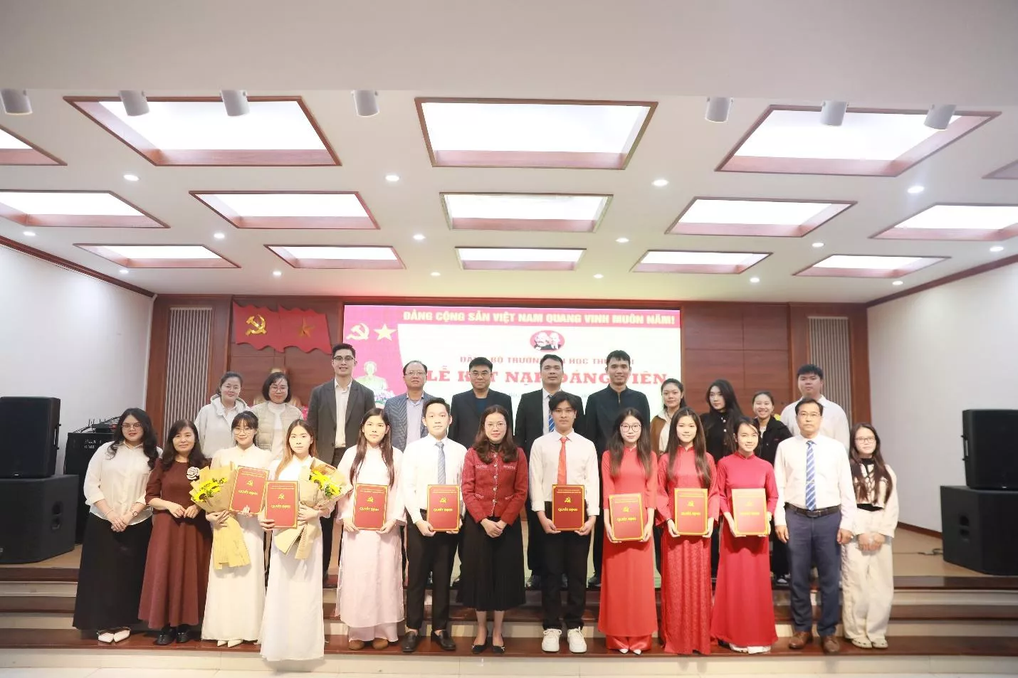 Kết nạp 8 đảng viên mới vào dịp kỷ niệm 96 năm Ngày thành lập Đảng