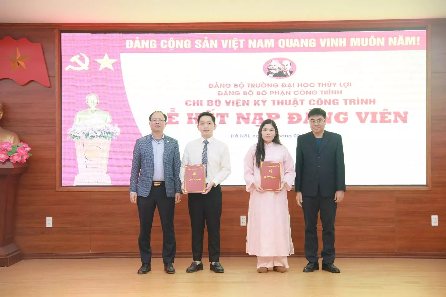 Kết nạp 8 đảng viên mới vào dịp kỷ niệm 96 năm Ngày thành lập Đảng