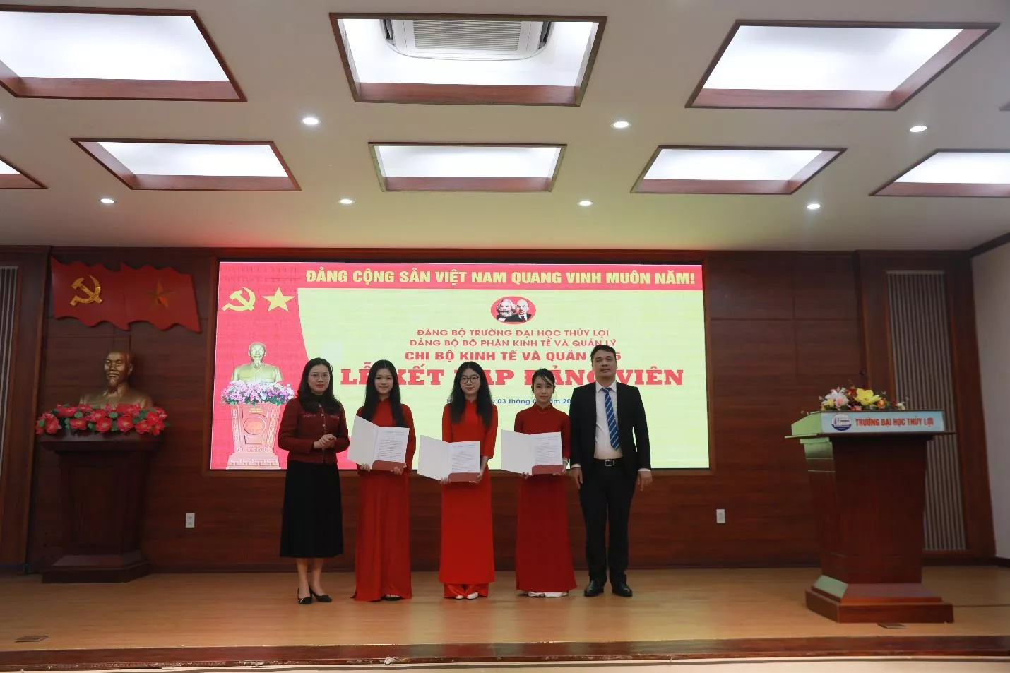 Kết nạp 8 đảng viên mới vào dịp kỷ niệm 96 năm Ngày thành lập Đảng