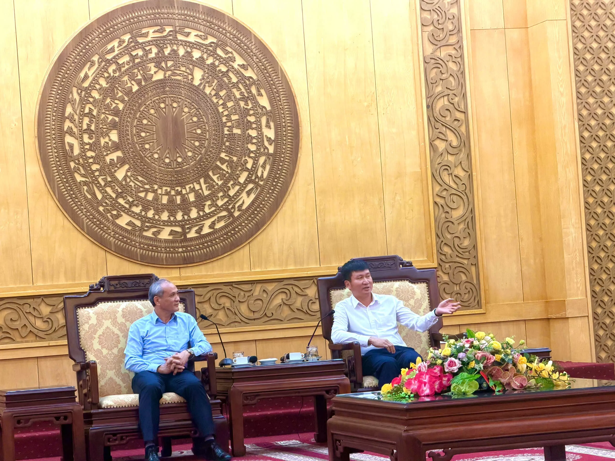 Trường Đại học Thủy lợi chúc mừng cựu sinh viên Trần Huy Tuấn được bầu giữ chức Bí thư Tỉnh ủy Ninh Bình