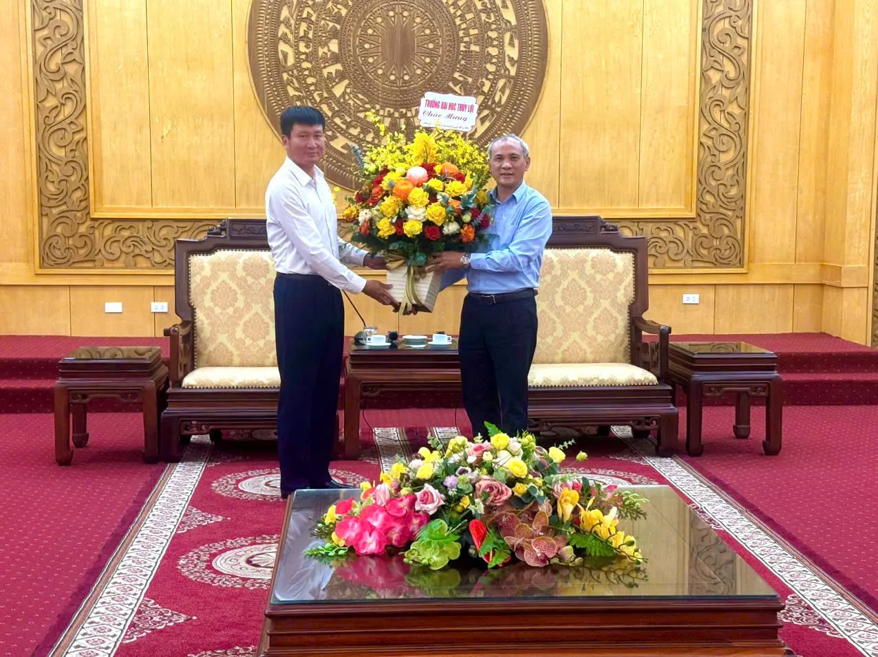 Trường Đại học Thủy lợi chúc mừng cựu sinh viên Trần Huy Tuấn được bầu giữ chức Bí thư Tỉnh ủy Ninh Bình