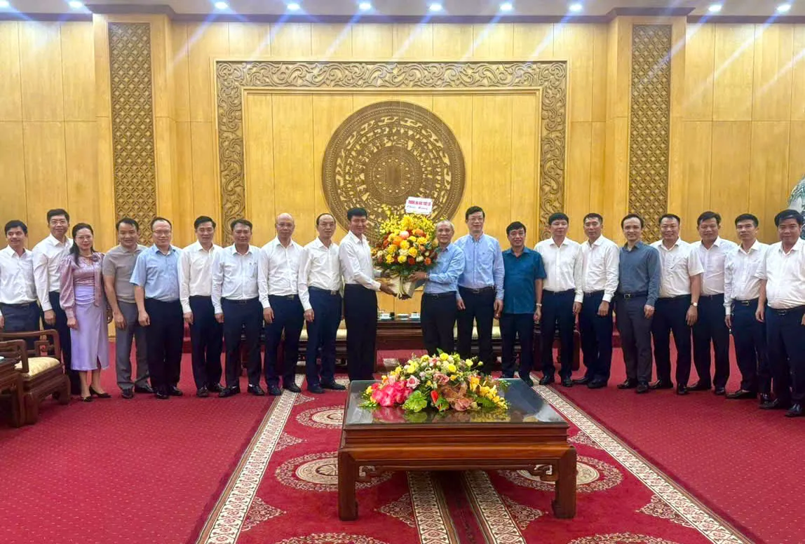 Trường Đại học Thủy lợi chúc mừng cựu sinh viên Trần Huy Tuấn được bầu giữ chức Bí thư Tỉnh ủy Ninh Bình