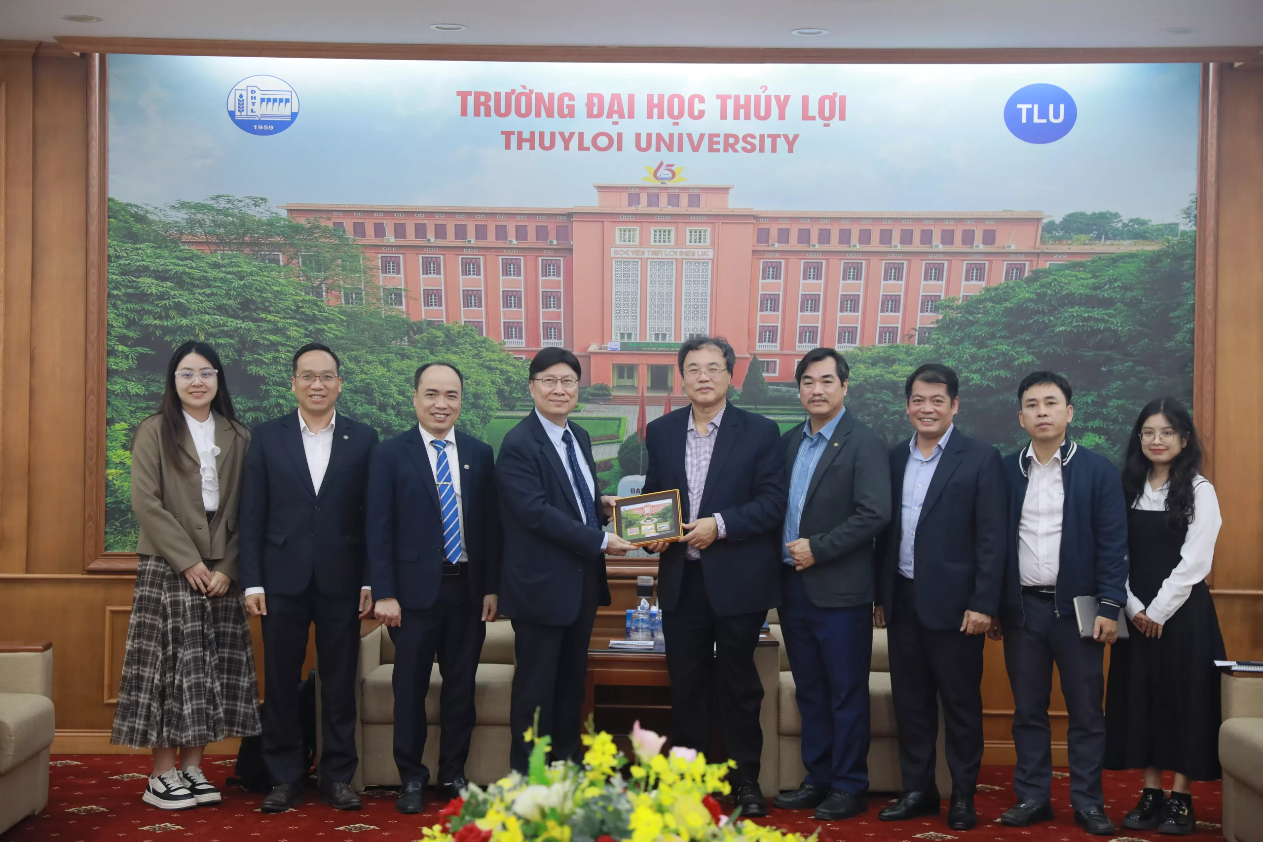 Thuyloi University welcomes IEEE Fellow Prof. Gary W. Chang from Chung Cheng National University (Taiwan)