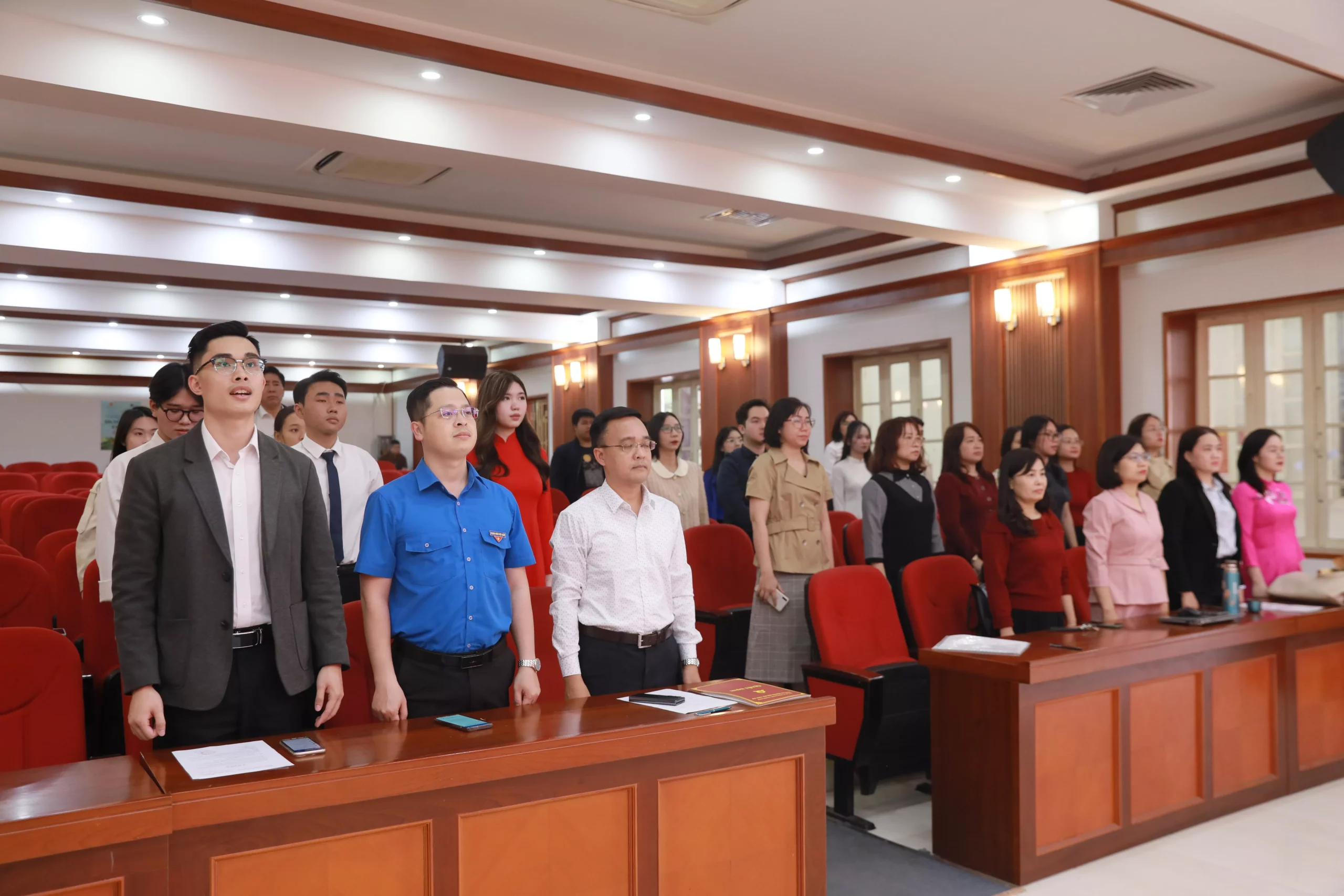 Kết nạp đảng viên mới trong không khí thi đua chào mừng Ngày hội lớn của dân tộc