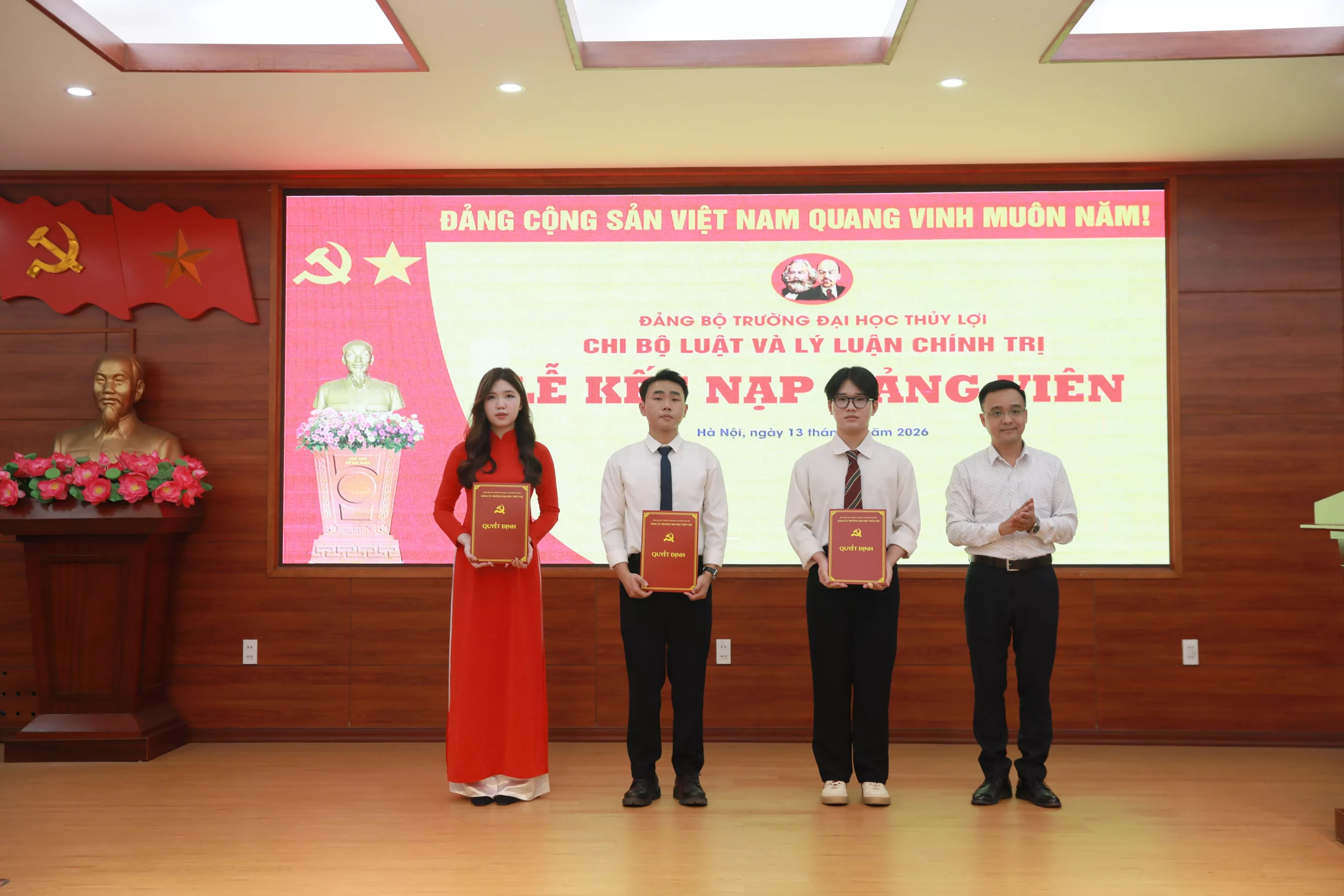 Kết nạp đảng viên mới trong không khí thi đua chào mừng Ngày hội lớn của dân tộc