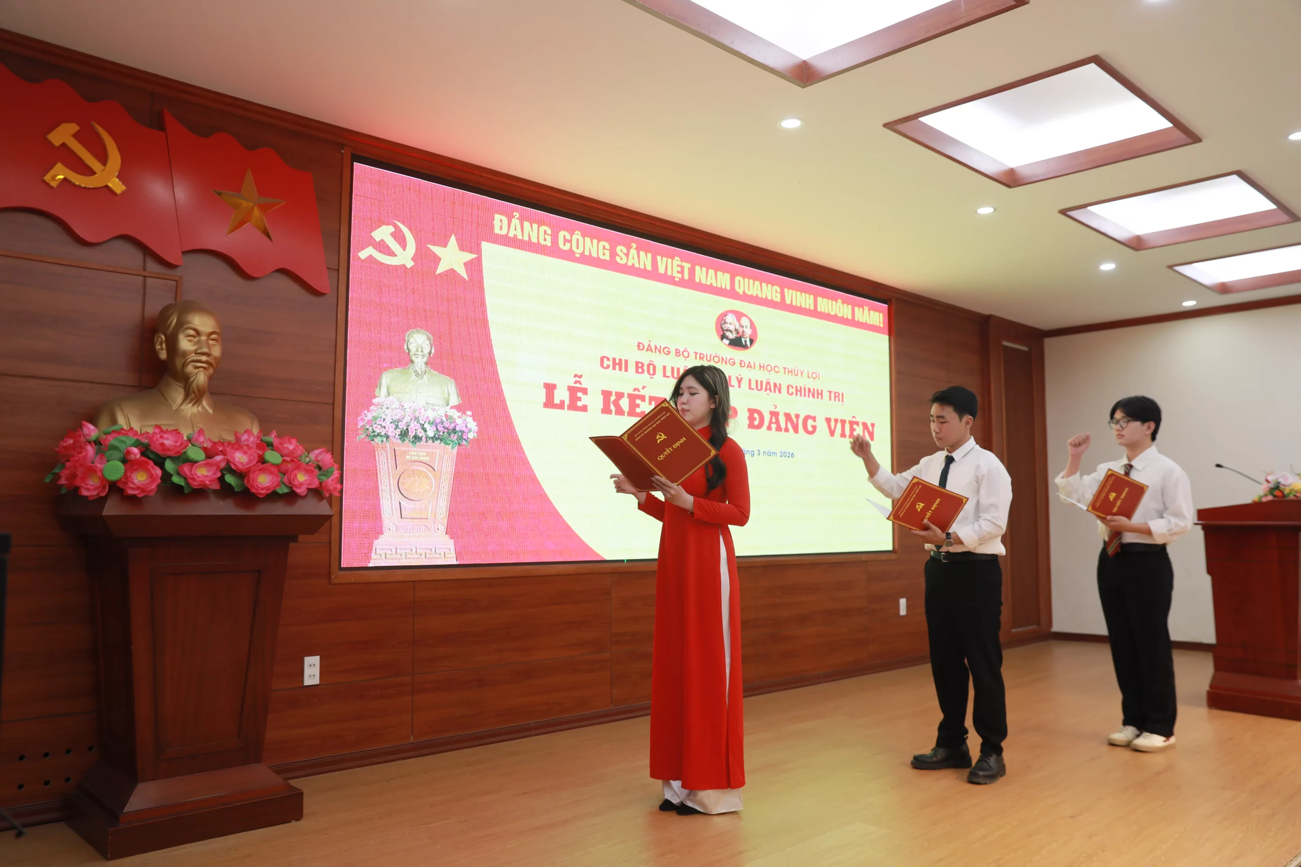 Kết nạp đảng viên mới trong không khí thi đua chào mừng Ngày hội lớn của dân tộc