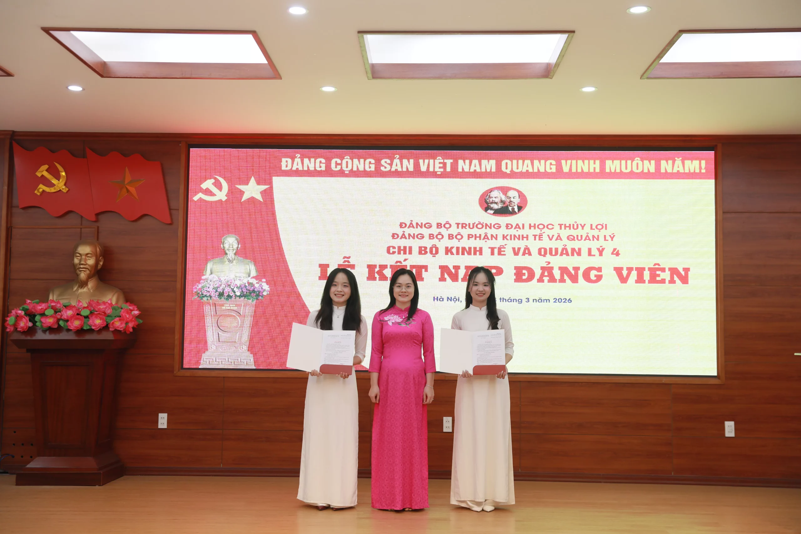 Kết nạp đảng viên mới trong không khí thi đua chào mừng Ngày hội lớn của dân tộc