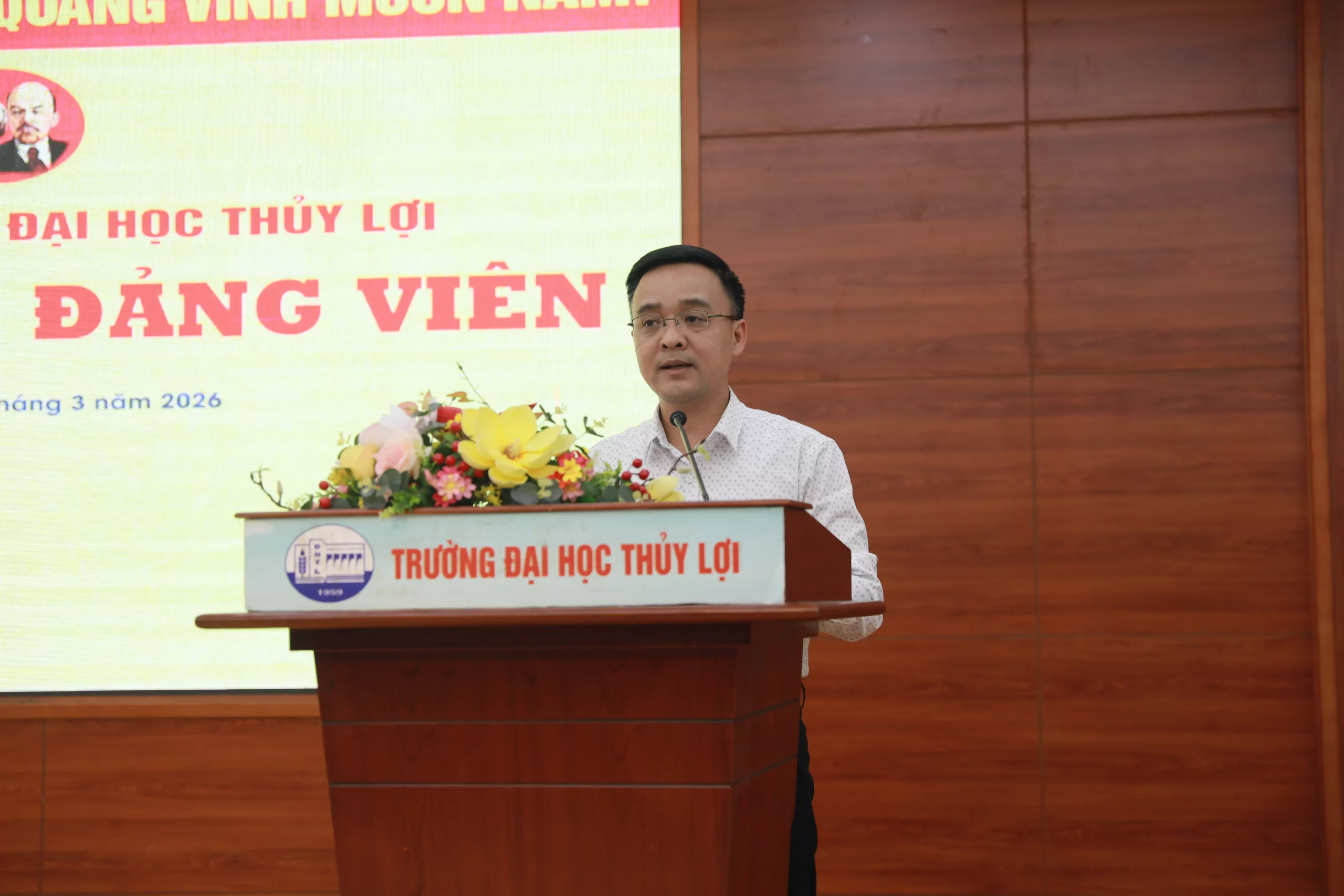 Kết nạp đảng viên mới trong không khí thi đua chào mừng Ngày hội lớn của dân tộc