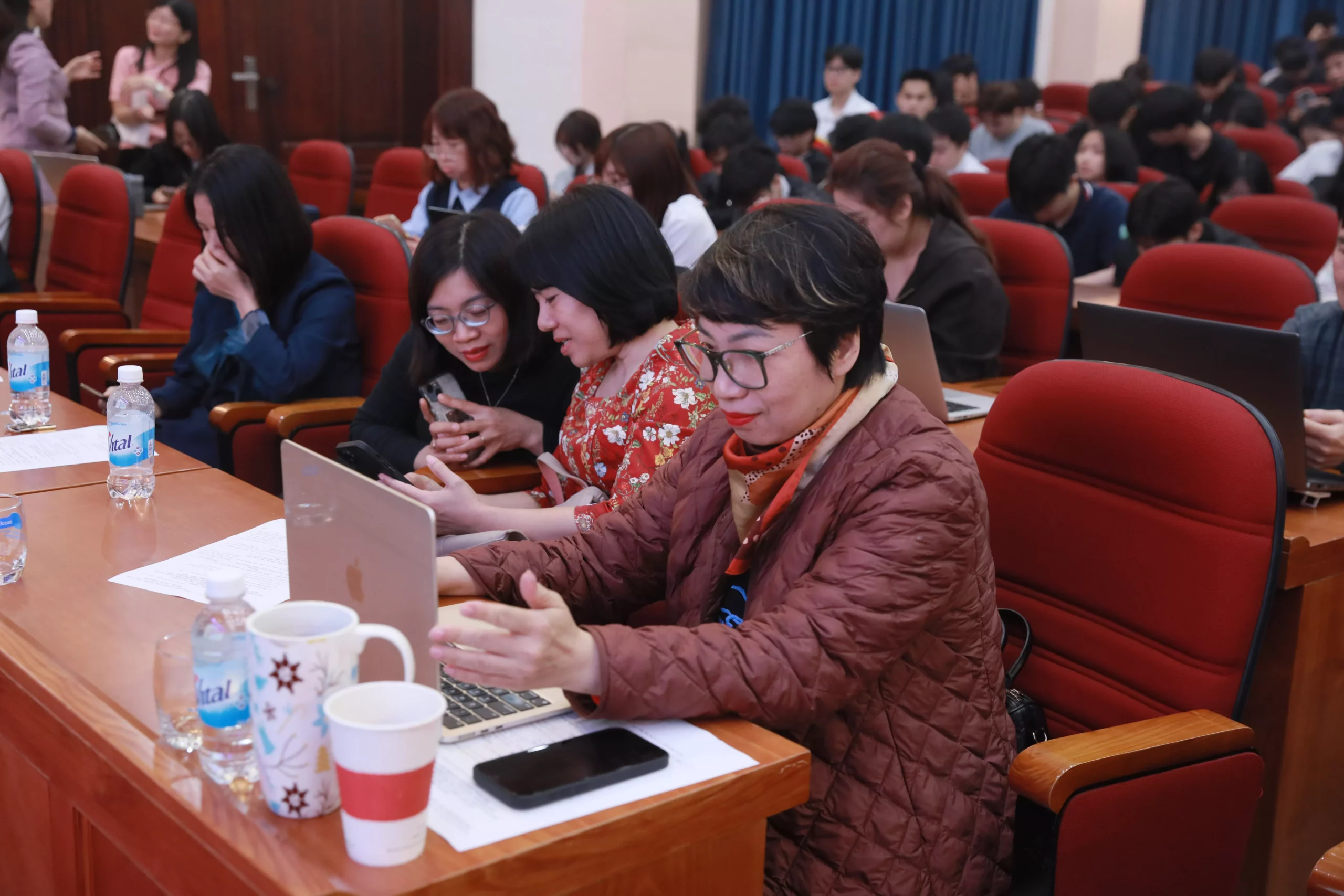 Sinh viên Trường Đại học Thủy lợi tham gia thi tìm hiểu về bầu cử đại biểu Quốc hội và HĐND các cấp