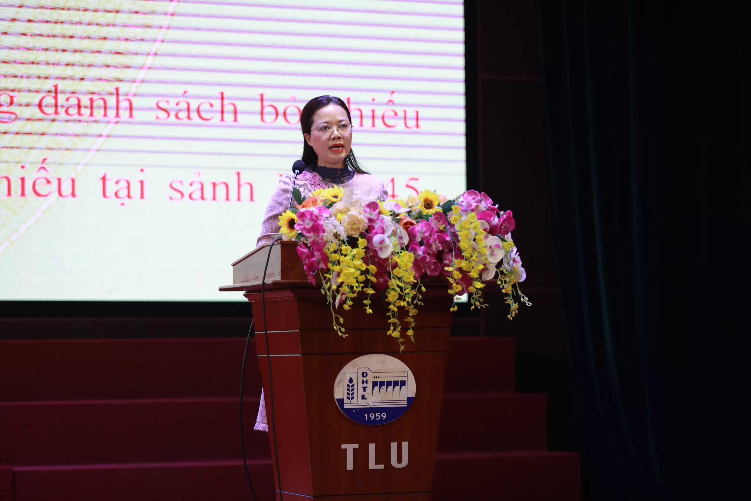 Sinh viên Trường Đại học Thủy lợi tham gia thi tìm hiểu về bầu cử đại biểu Quốc hội và HĐND các cấp