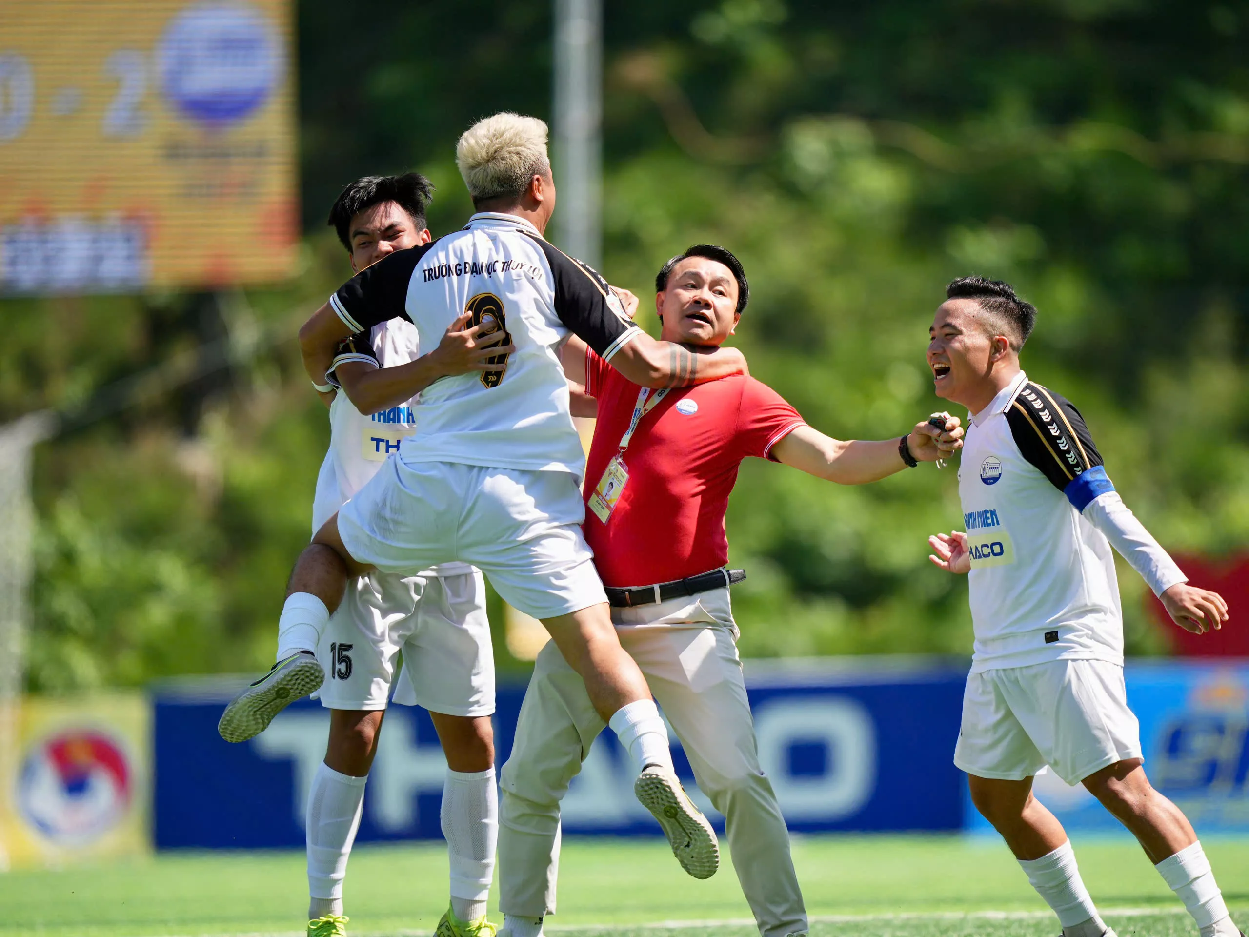 Đội bóng đá Trường ĐH Thủy lợi ‘hạ bệ’ đương kim vô địch hiên ngang vào Bán kết