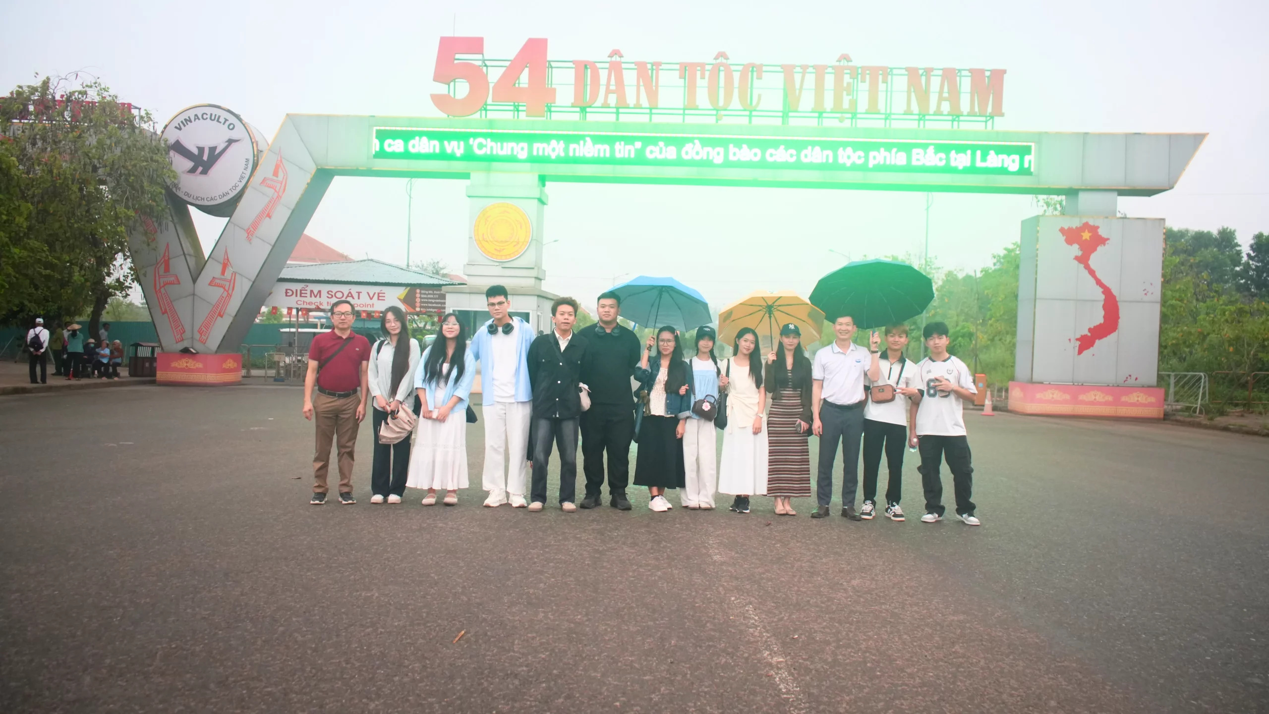 Sinh viên Trường Đại học Thủy lợi trải nghiệm thực tế nhân dịp Tết Bunpimay của Lào