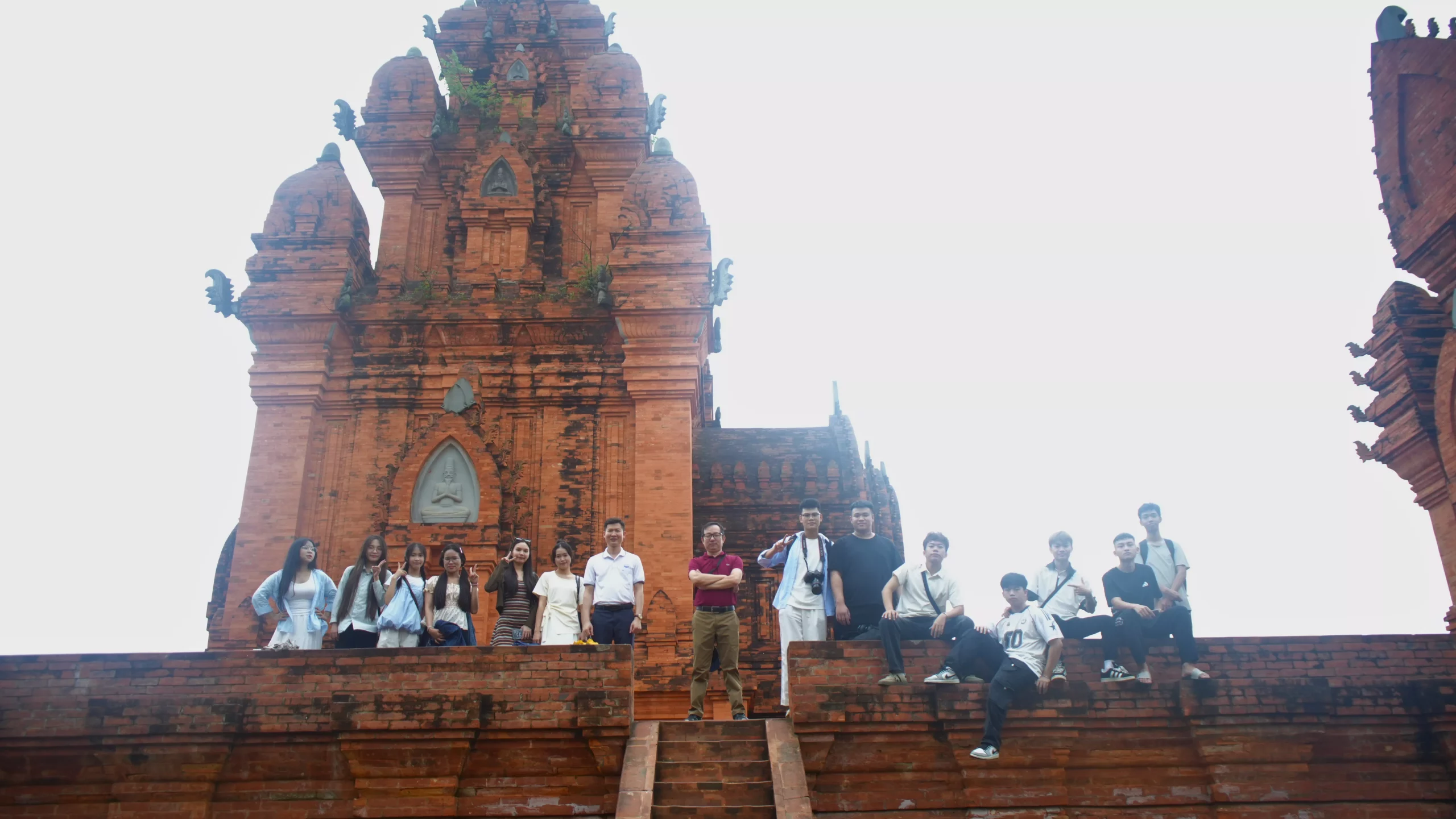 Sinh viên Trường Đại học Thủy lợi trải nghiệm thực tế nhân dịp Tết Bunpimay của Lào