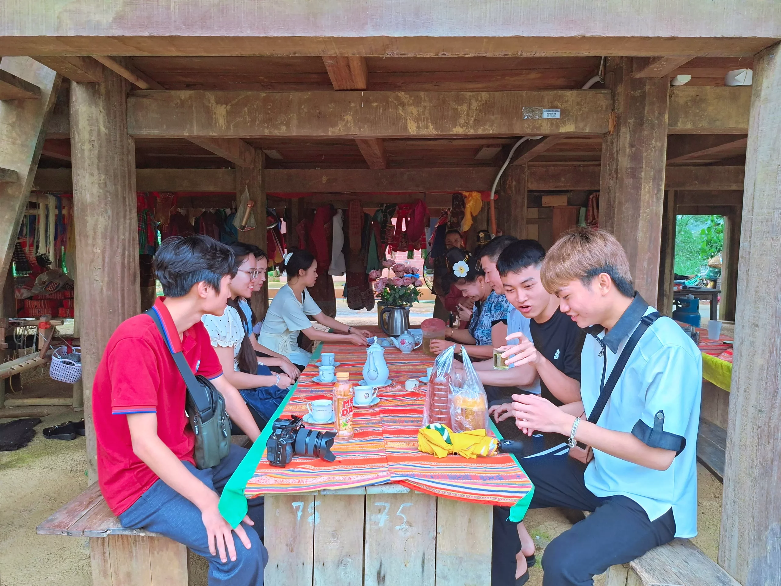 Sinh viên Trường Đại học Thủy lợi trải nghiệm thực tế nhân dịp Tết Bunpimay của Lào