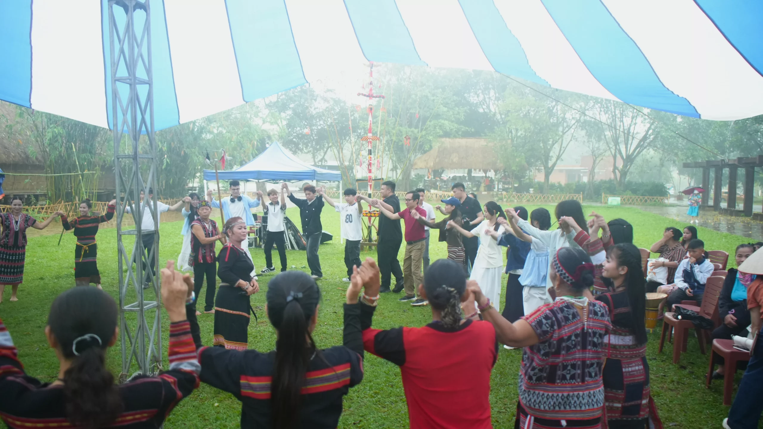 Sinh viên Trường Đại học Thủy lợi trải nghiệm thực tế nhân dịp Tết Bunpimay của Lào