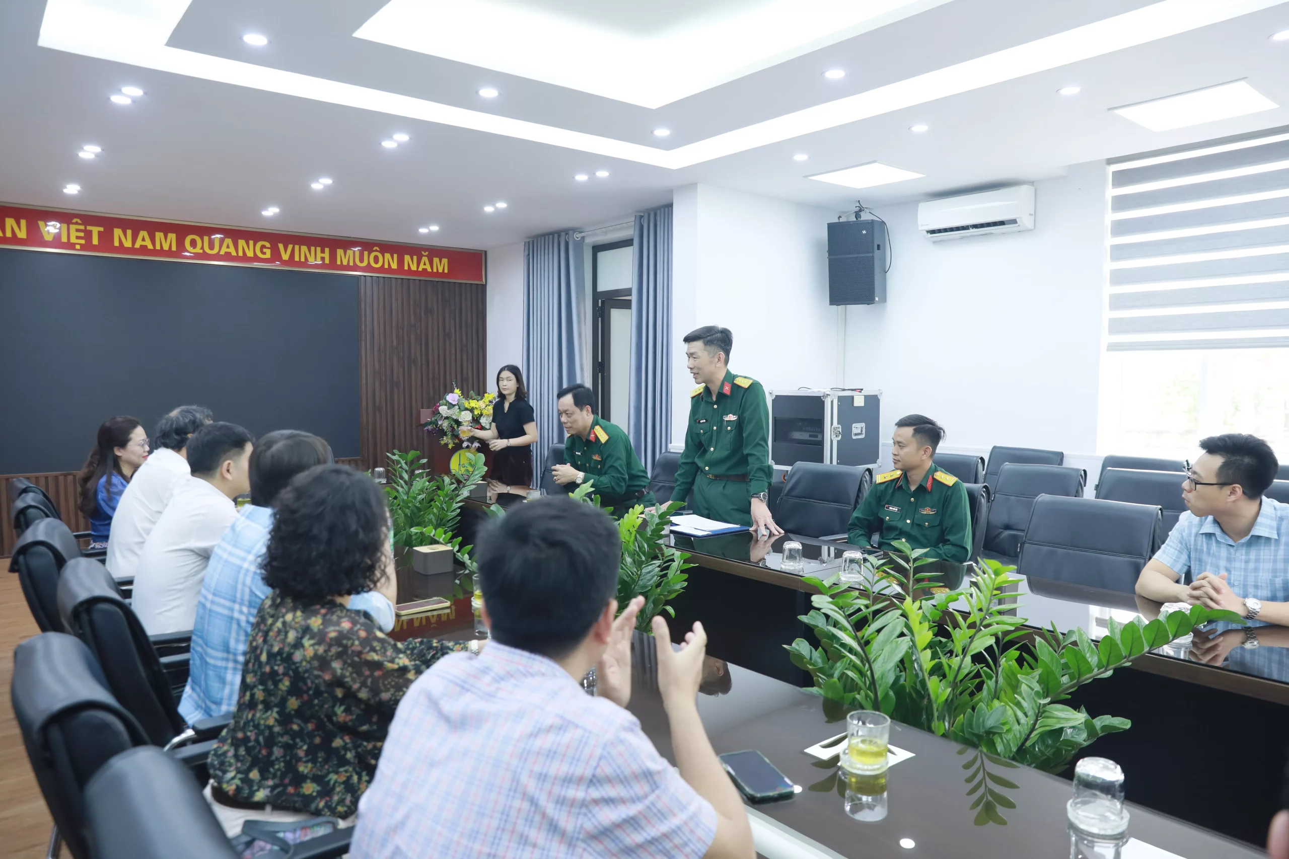Trường Đại học Thủy lợi thăm, động viên sinh viên K67 học tập tại Trung tâm Giáo dục quốc phòng và an ninh
