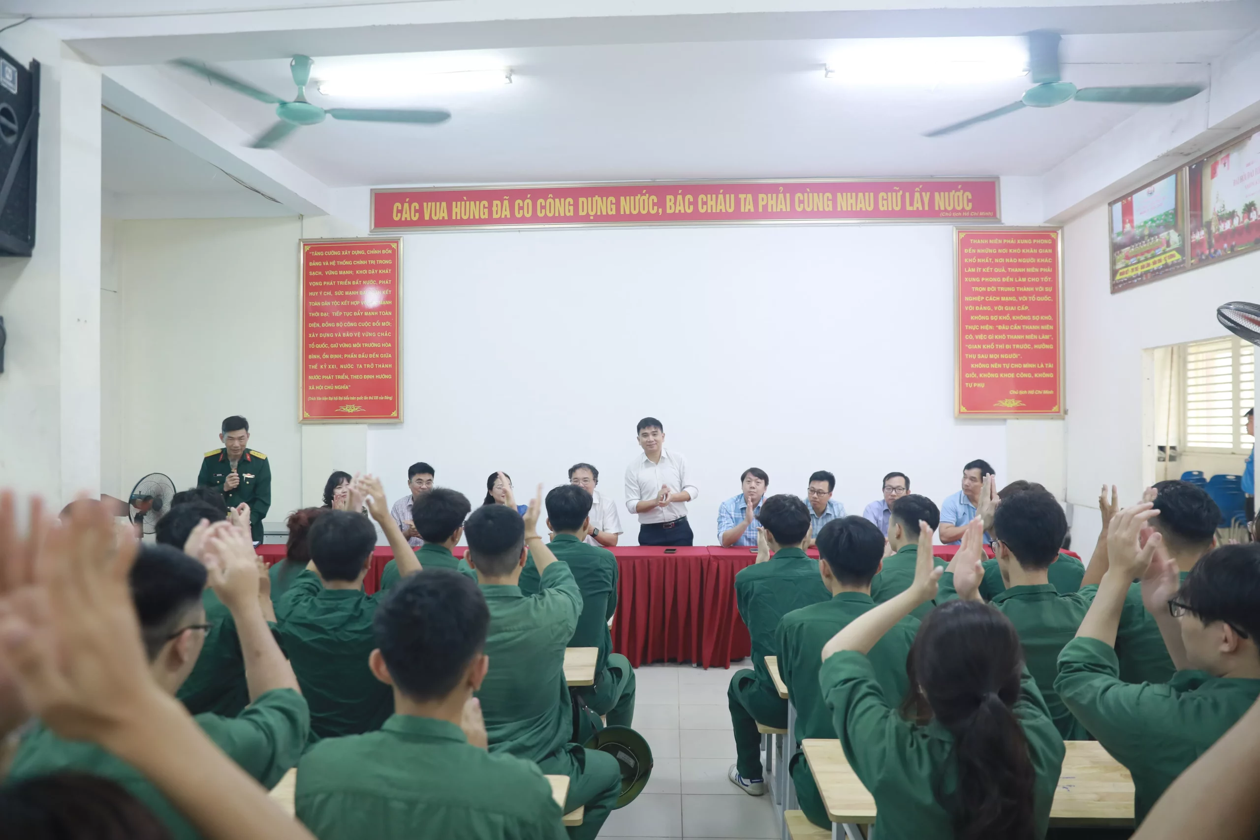 Trường Đại học Thủy lợi thăm, động viên sinh viên K67 học tập tại Trung tâm Giáo dục quốc phòng và an ninh