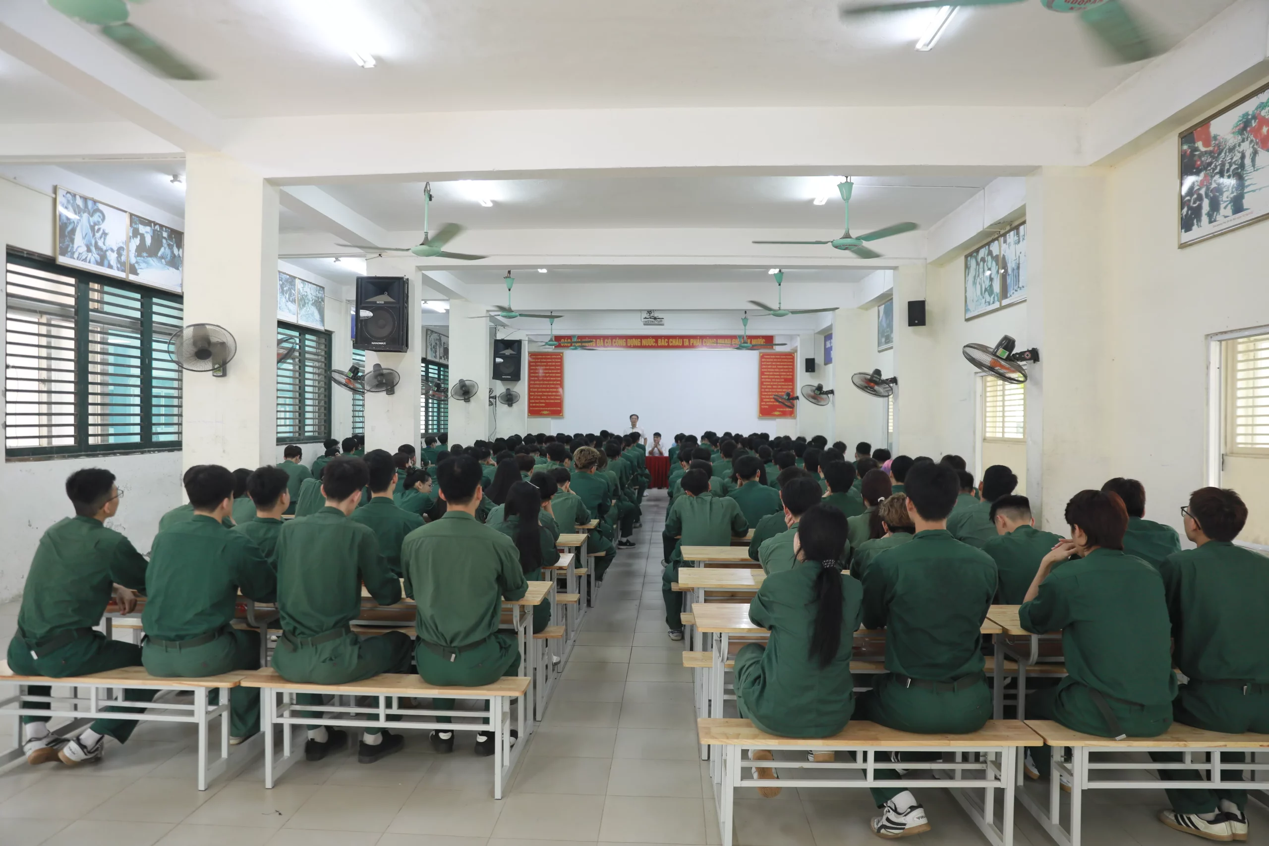Trường Đại học Thủy lợi thăm, động viên sinh viên K67 học tập tại Trung tâm Giáo dục quốc phòng và an ninh