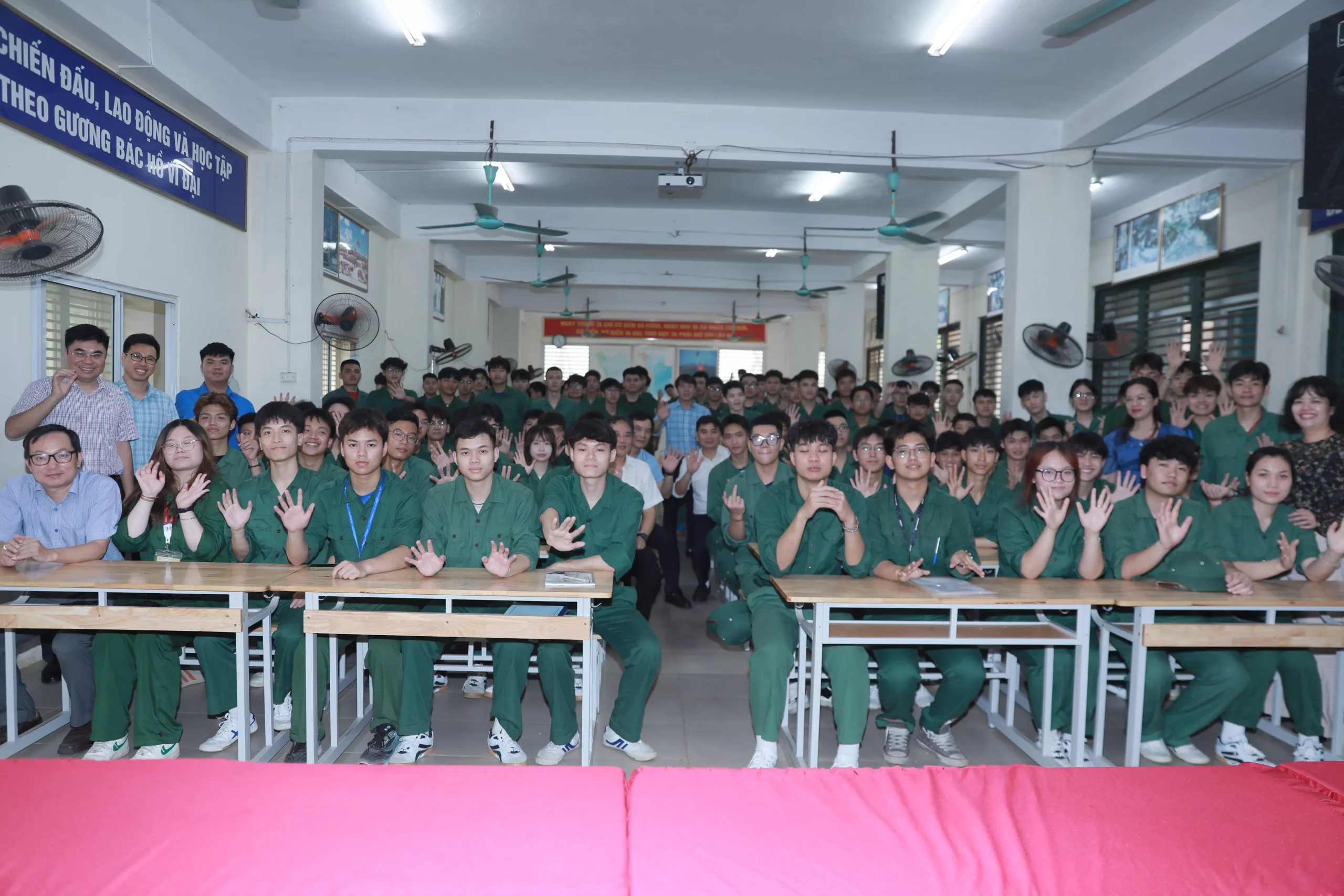 Trường Đại học Thủy lợi thăm, động viên sinh viên K67 học tập tại Trung tâm Giáo dục quốc phòng và an ninh