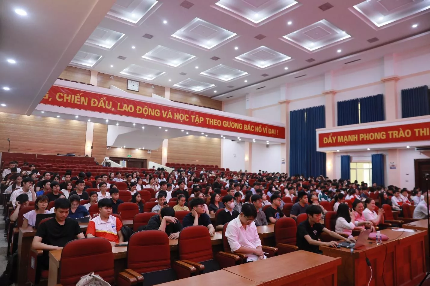 Tăng cường giáo dục lý luận chính trị cho thế hệ trẻ và đảng viên mới