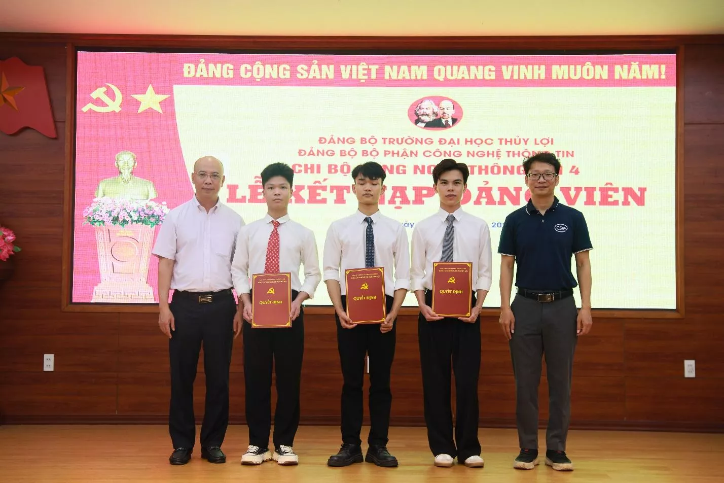 Lễ kết nạp đảng viên mới tại Trường Đại học Thủy lợi