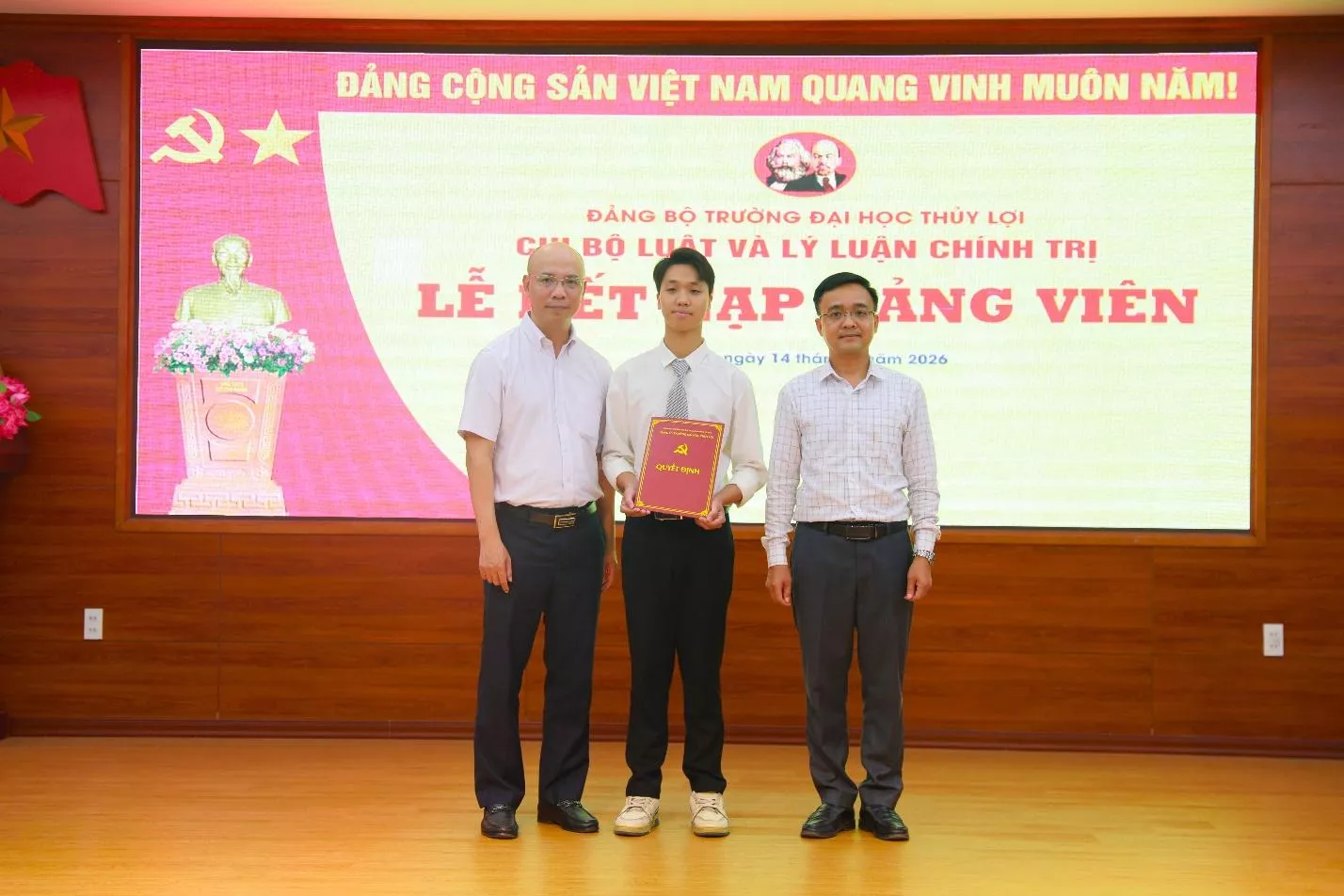 Lễ kết nạp đảng viên mới tại Trường Đại học Thủy lợi