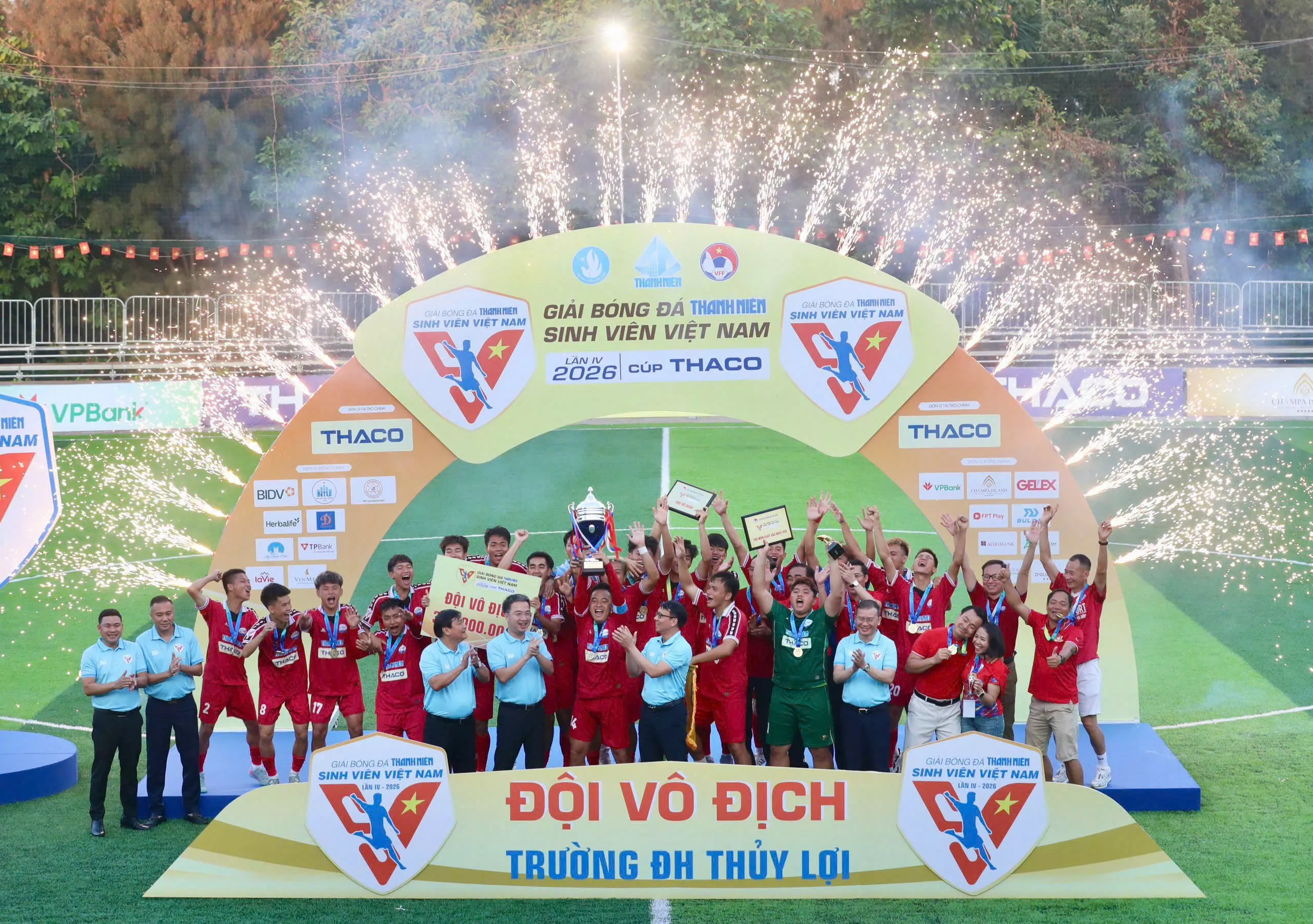 Một sinh viên vô địch bóng đá toàn quốc, đồng thời đạt điểm trung bình học tập 4.0/4.0 – Điều gì đứng sau thành tích ấy?