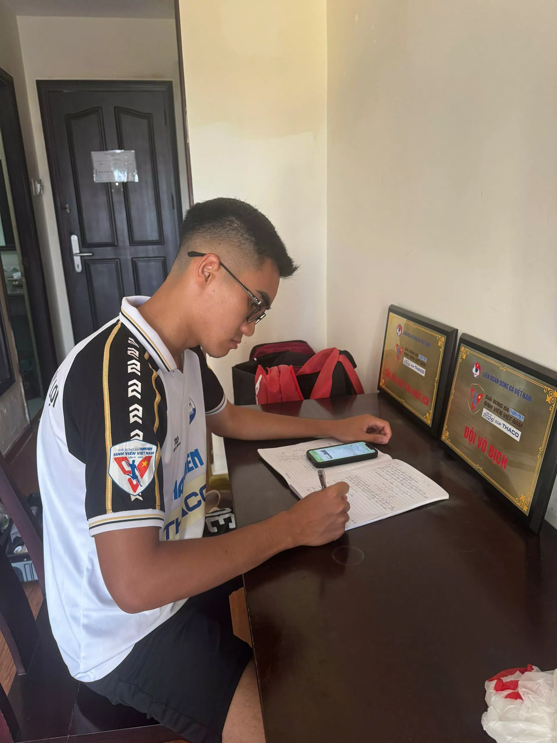 Một sinh viên vô địch bóng đá toàn quốc, đồng thời đạt điểm trung bình học tập 4.0/4.0 – Điều gì đứng sau thành tích ấy?