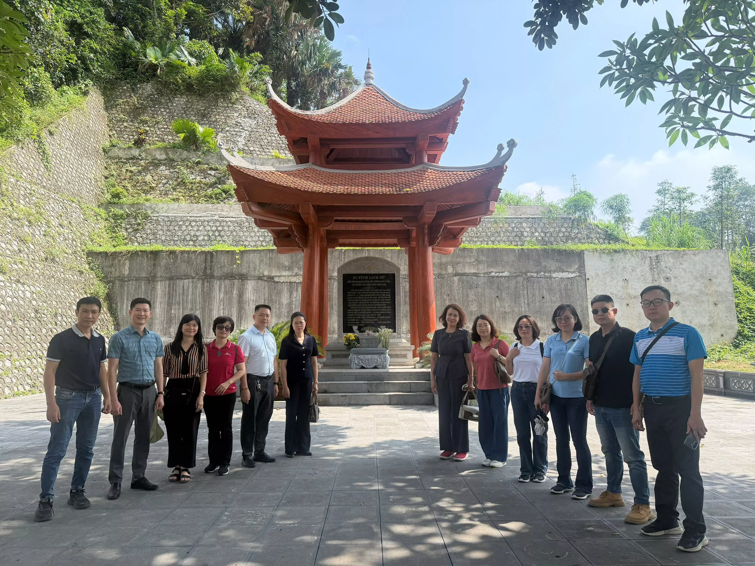 Chi bộ Công tác sinh viên – Văn phòng các đoàn thể tổ chức sinh hoạt chính trị tại Khu di tích lịch sử quốc gia đặc biệt ATK Định Hóa, Thái nguyên
