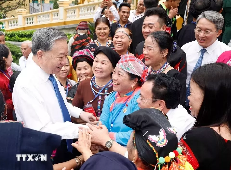 Ánh sáng Hồ Chí Minh soi đường cho chúng ta đi