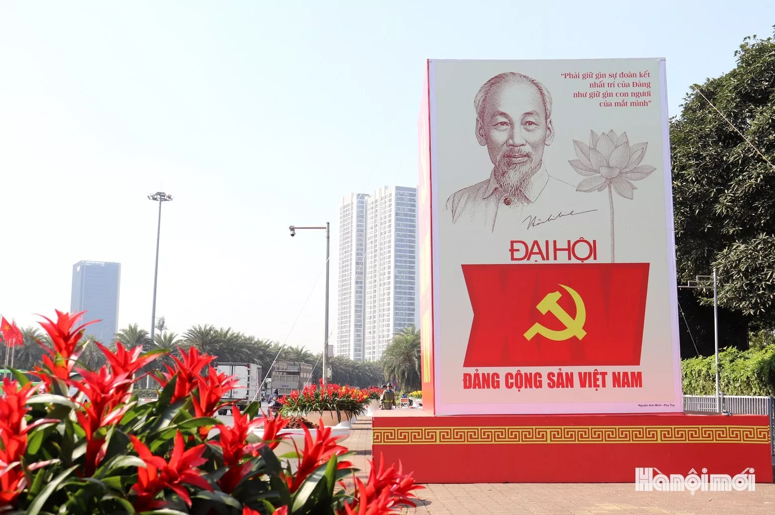 Ánh sáng Hồ Chí Minh soi đường cho chúng ta đi