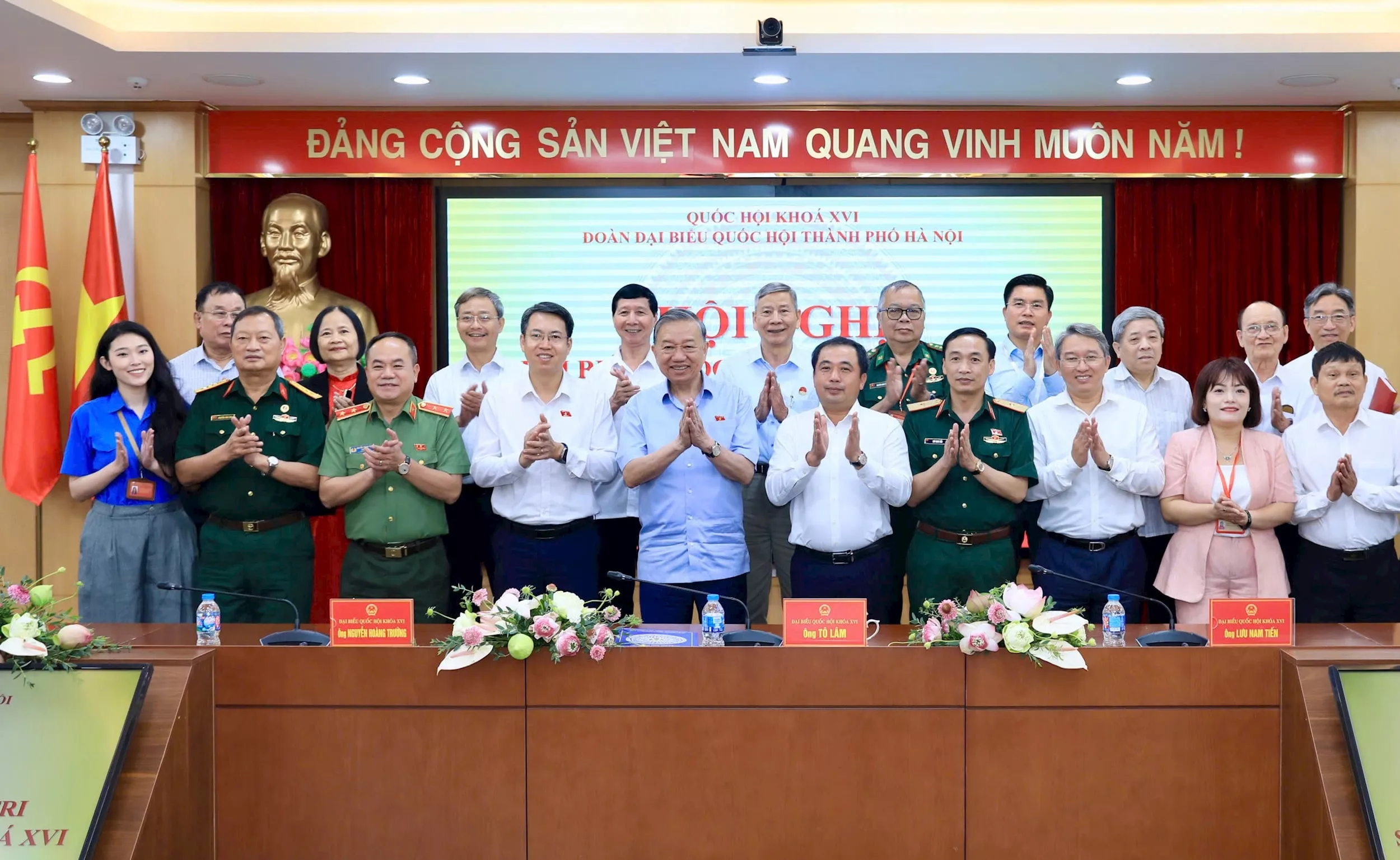 Ánh sáng Hồ Chí Minh soi đường cho chúng ta đi