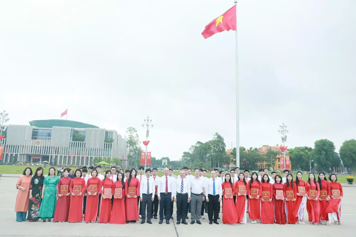 Lễ kết nạp Đảng viên và báo công dâng Bác: Dấu mốc thiêng liêng của tuổi trẻ Thủy lợi
