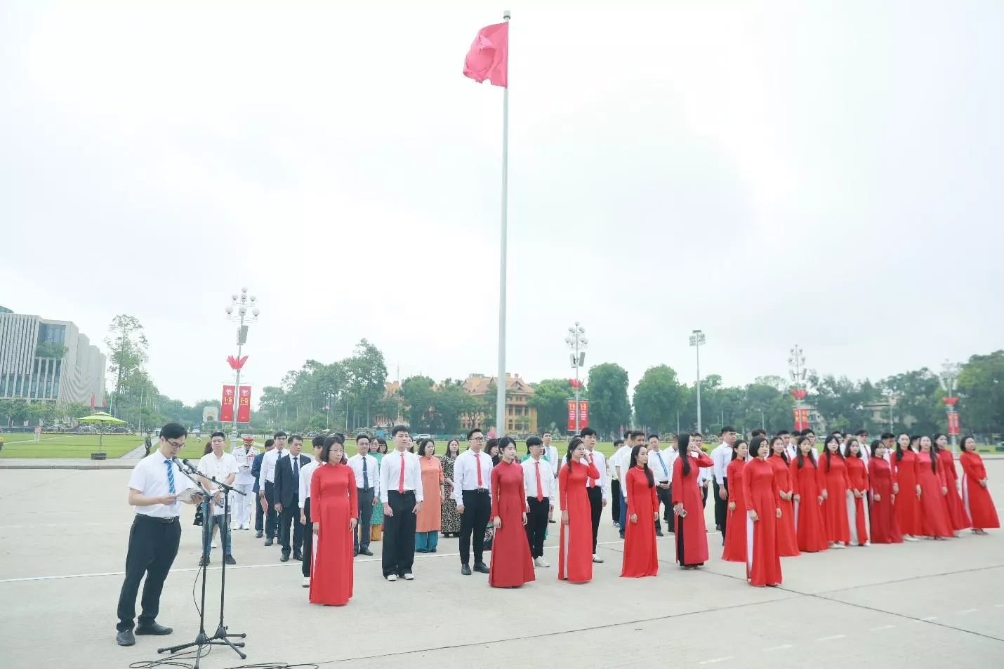 Lễ kết nạp Đảng viên và báo công dâng Bác: Dấu mốc thiêng liêng của tuổi trẻ Thủy lợi