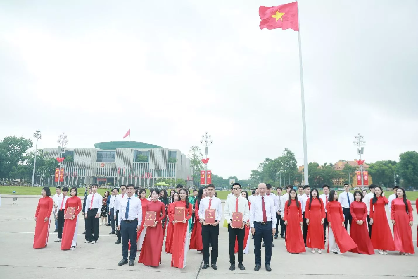 Lễ kết nạp Đảng viên và báo công dâng Bác: Dấu mốc thiêng liêng của tuổi trẻ Thủy lợi
